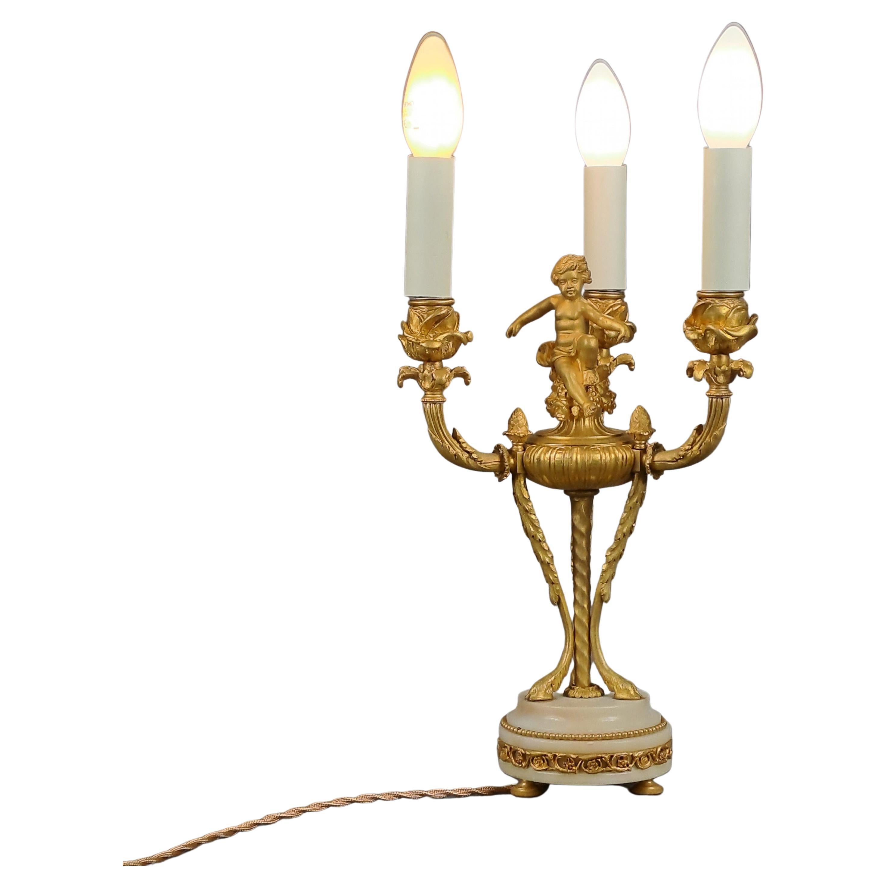 Bougeoir Putti de style Louis XVI en bronze doré et monté comme une lampe en vente