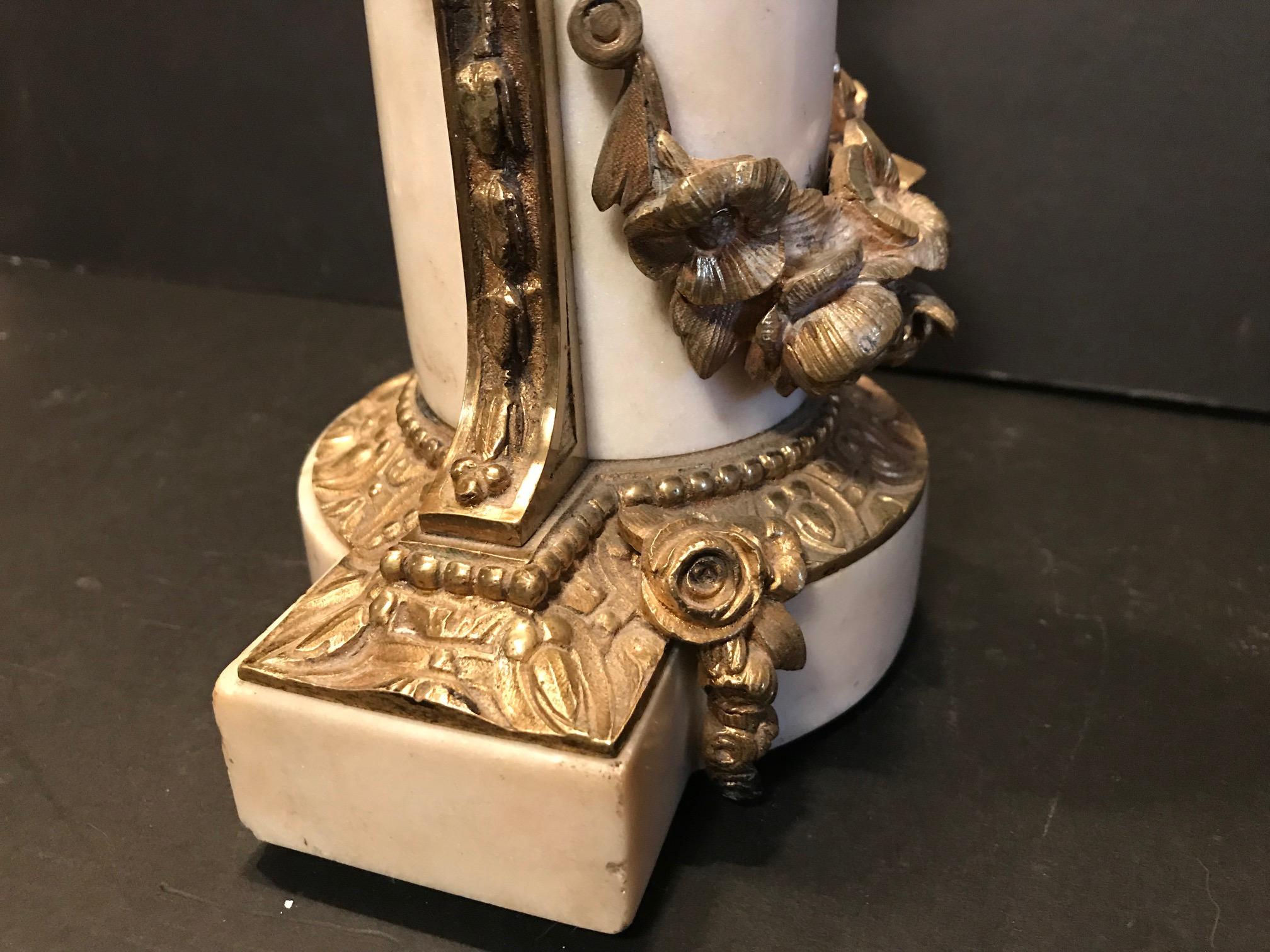 Kerzenständer aus patinierter Bronze und Marmor im Stil Louis XVI. aus Putto-Goldbronze im Angebot 8