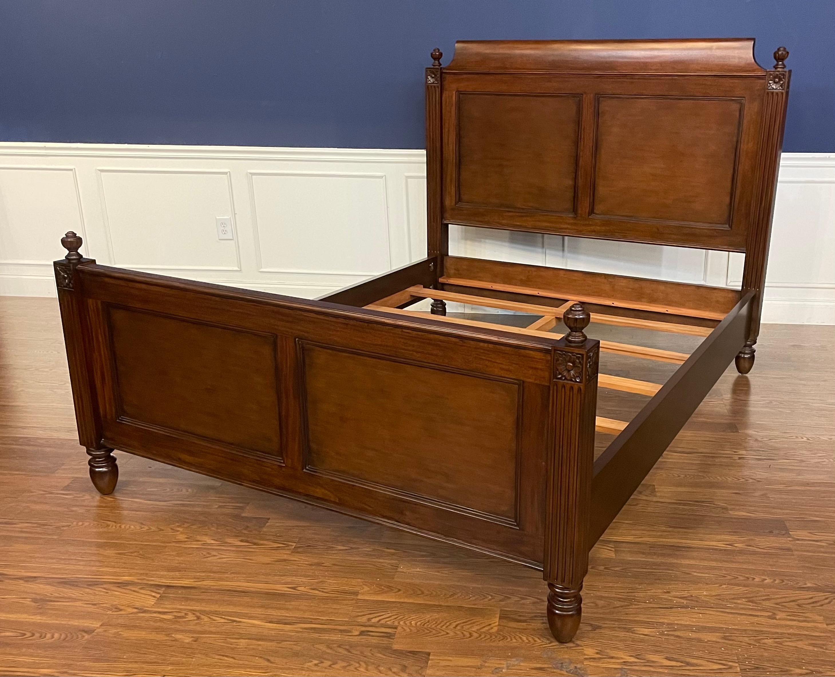 Se trata de una cama king size de caoba estilo Luis XVI de Leighton Hall.  Tiene un estilo clásico Luis XVI, con postes estriados y remates, y un cabecero y un piecero panelados.  
Dimensiones:
Longitud: 88,5
Anchura: 66
Altura del cabecero: