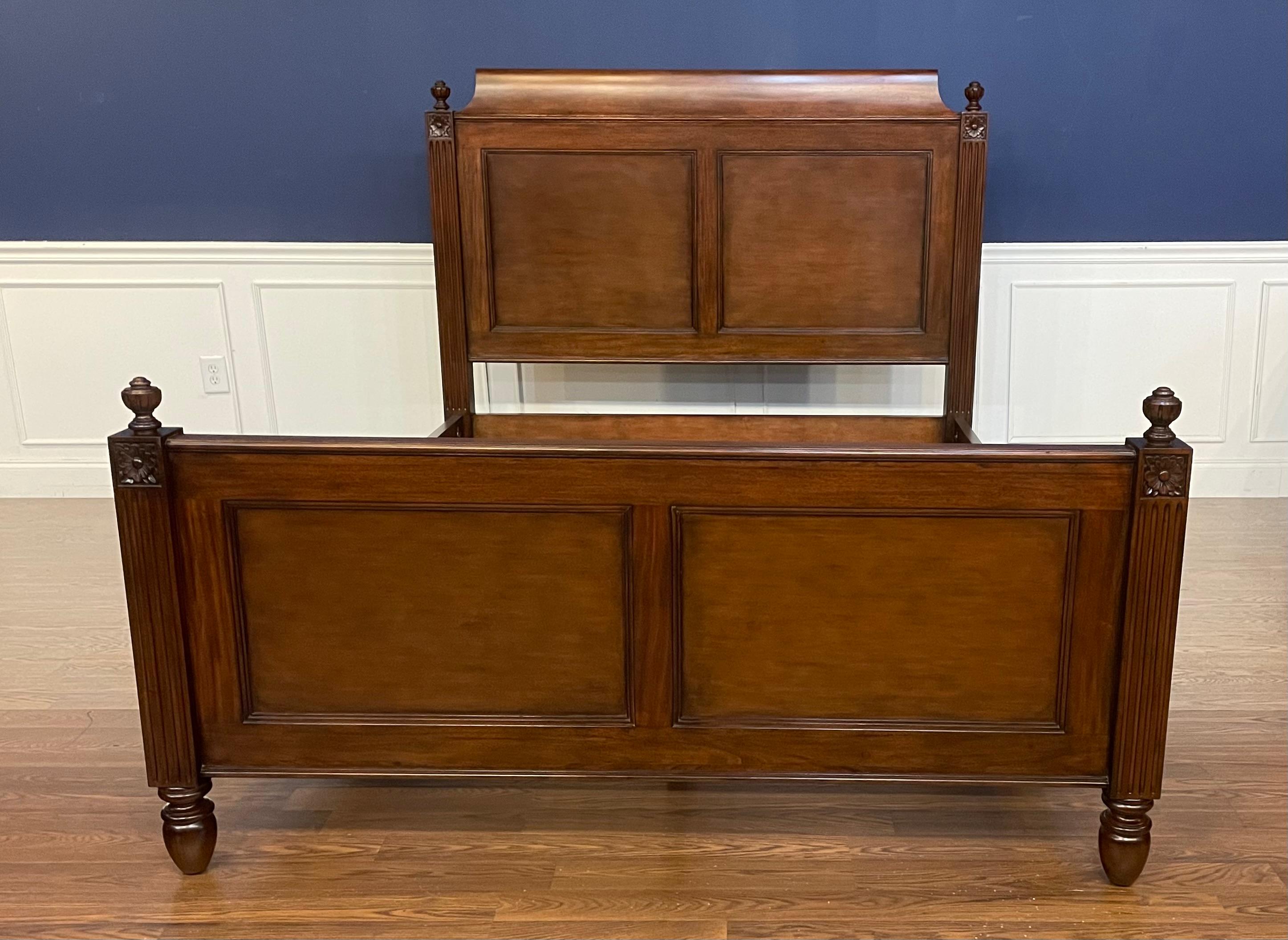 Cama de caoba tamaño Queen estilo Luis XVI de Leighton Hall Filipino en venta