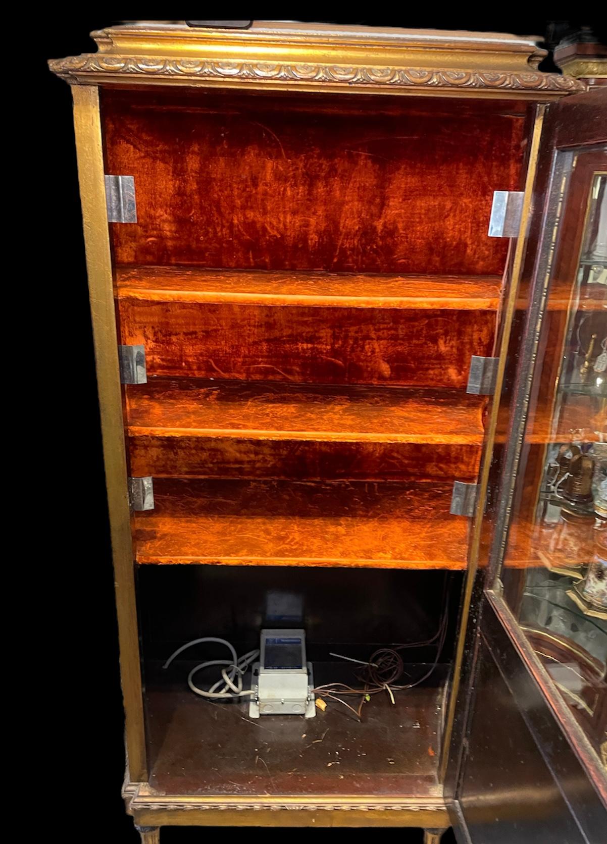 Louis XVI Style Rectangular Vitrine / Curio Cabinet In Good Condition For Sale In Guaynabo, PR