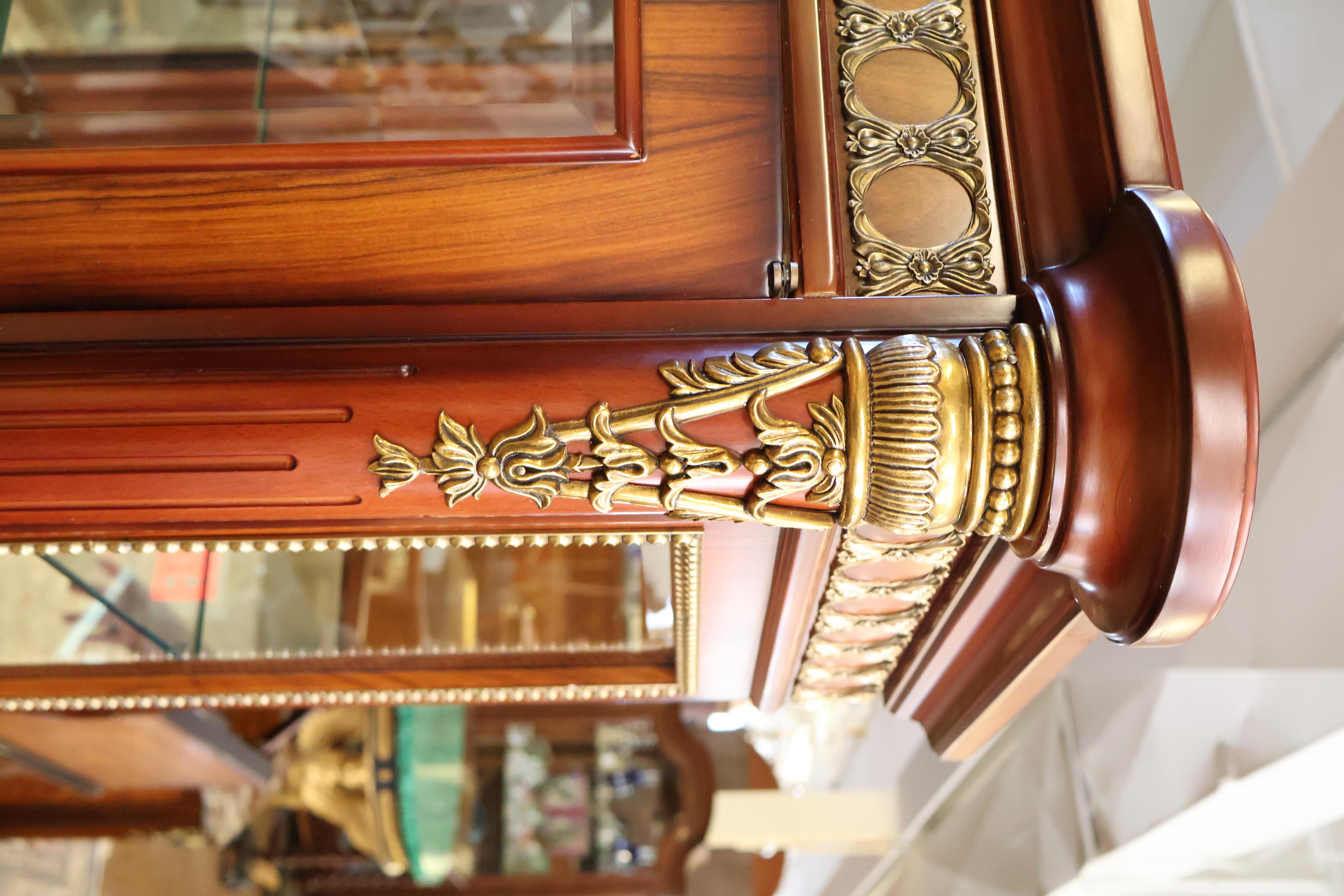 Cabinet de curiosité en bois de rose et bronze doré de style Louis XVI Vitrine de Chine en vente 8