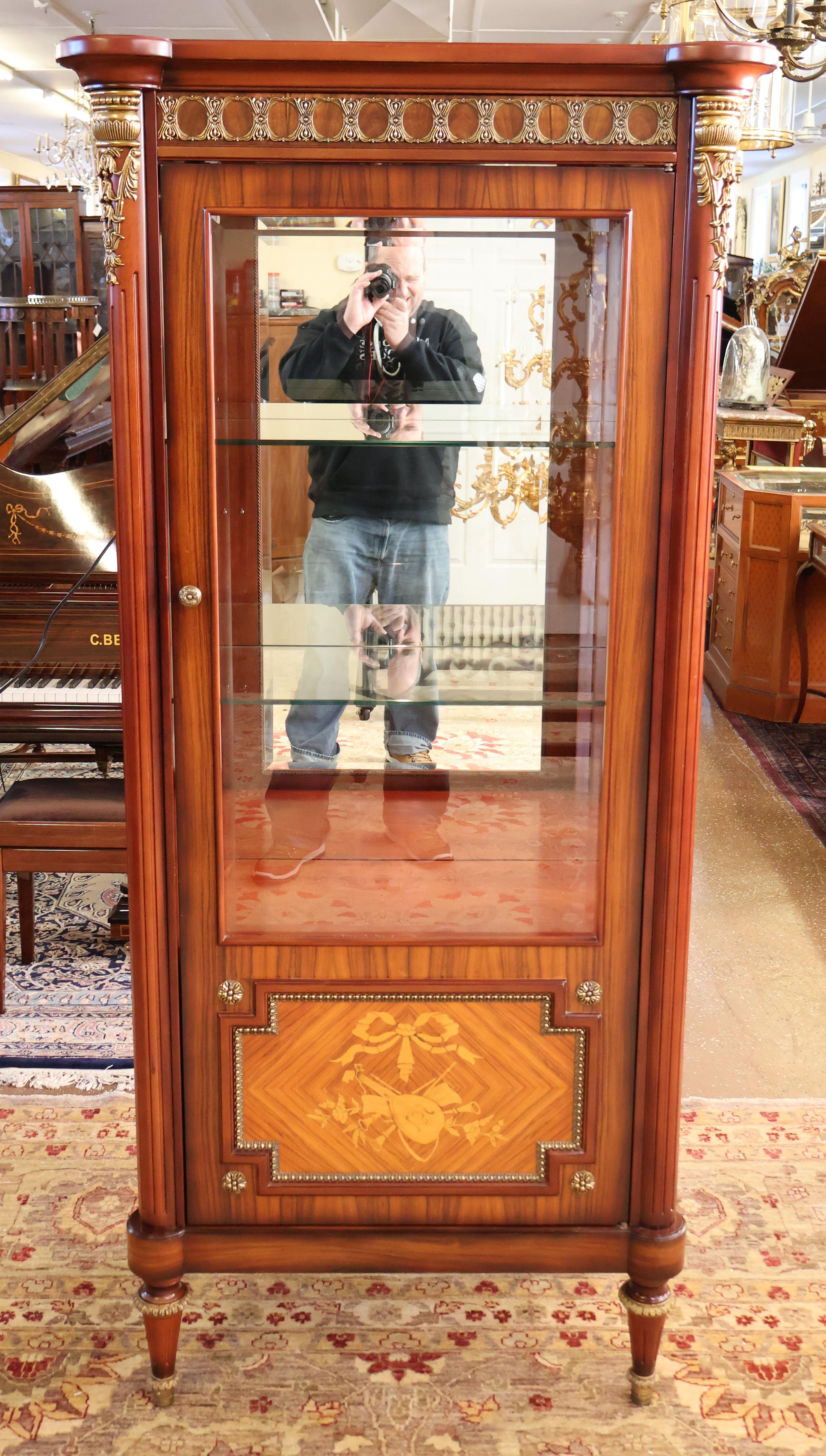 Cabinet de curiosité en bois de rose et bronze doré de style Louis XVI Vitrine de Chine

Dimensions : 74
