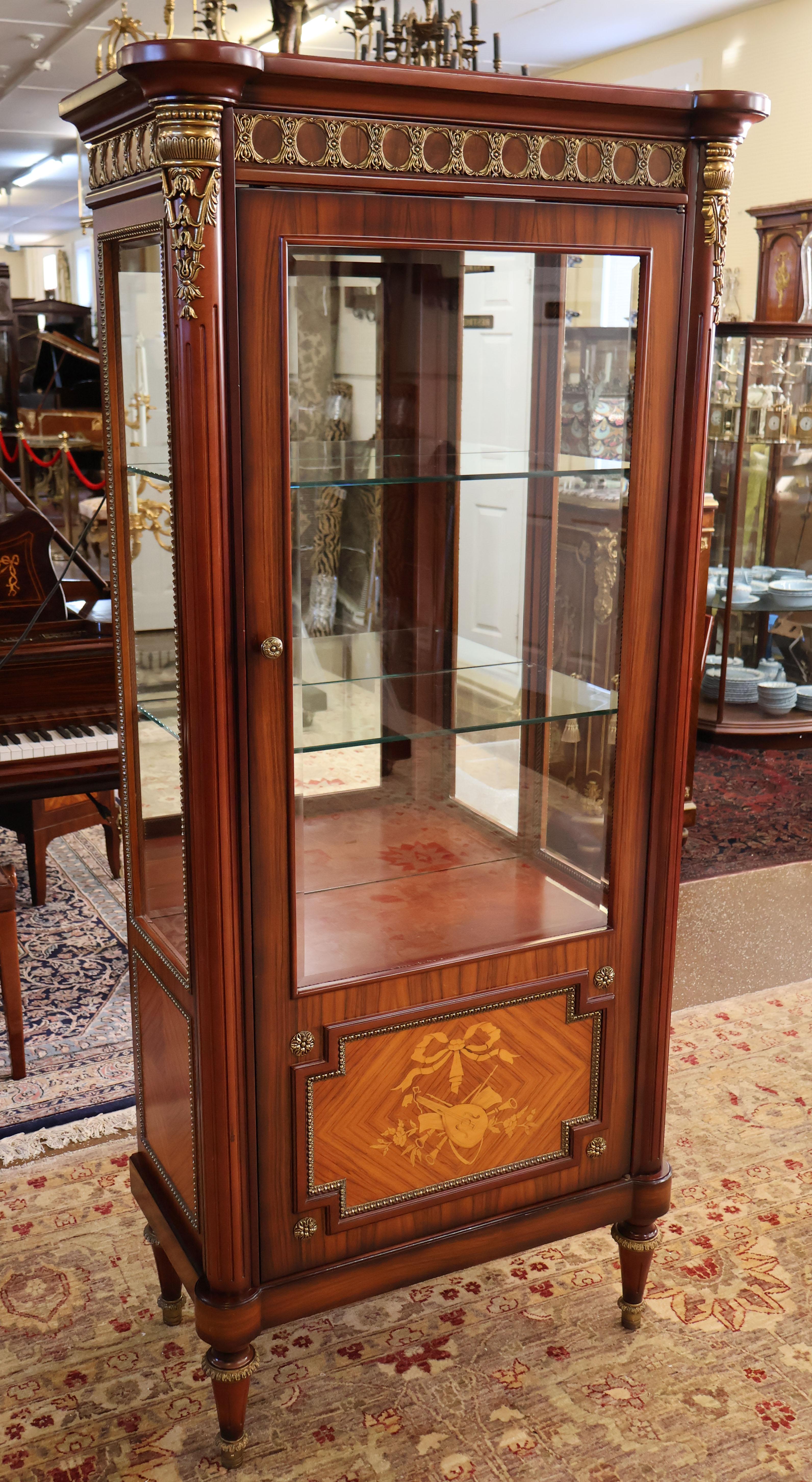 italien Cabinet de curiosité en bois de rose et bronze doré de style Louis XVI Vitrine de Chine en vente