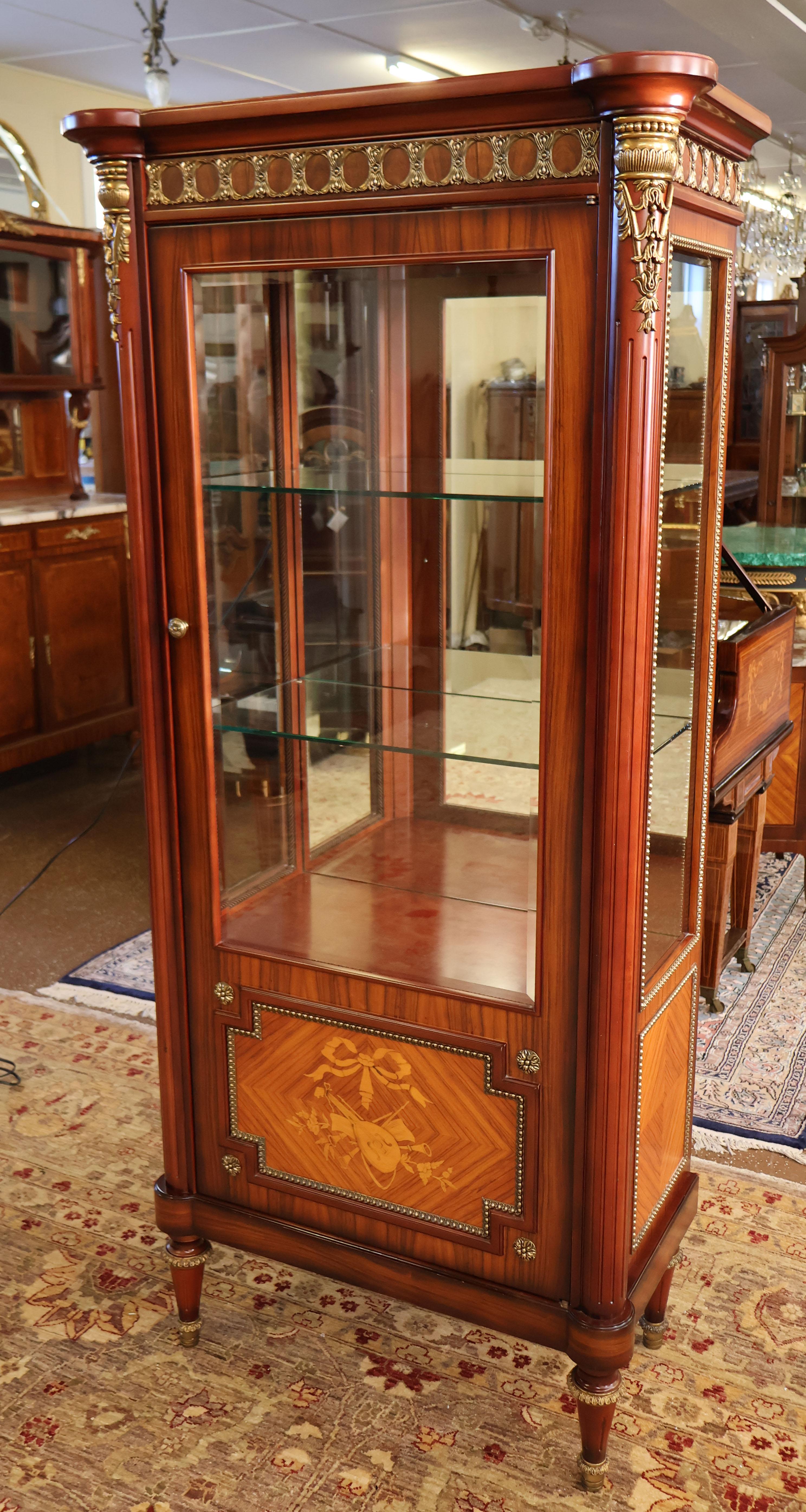 Cabinet de curiosité en bois de rose et bronze doré de style Louis XVI Vitrine de Chine Bon état - En vente à Long Branch, NJ