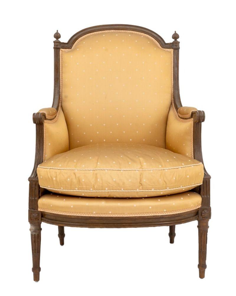 Bergère tapissée de style Louis XVI, avec pieds cannelés. 38