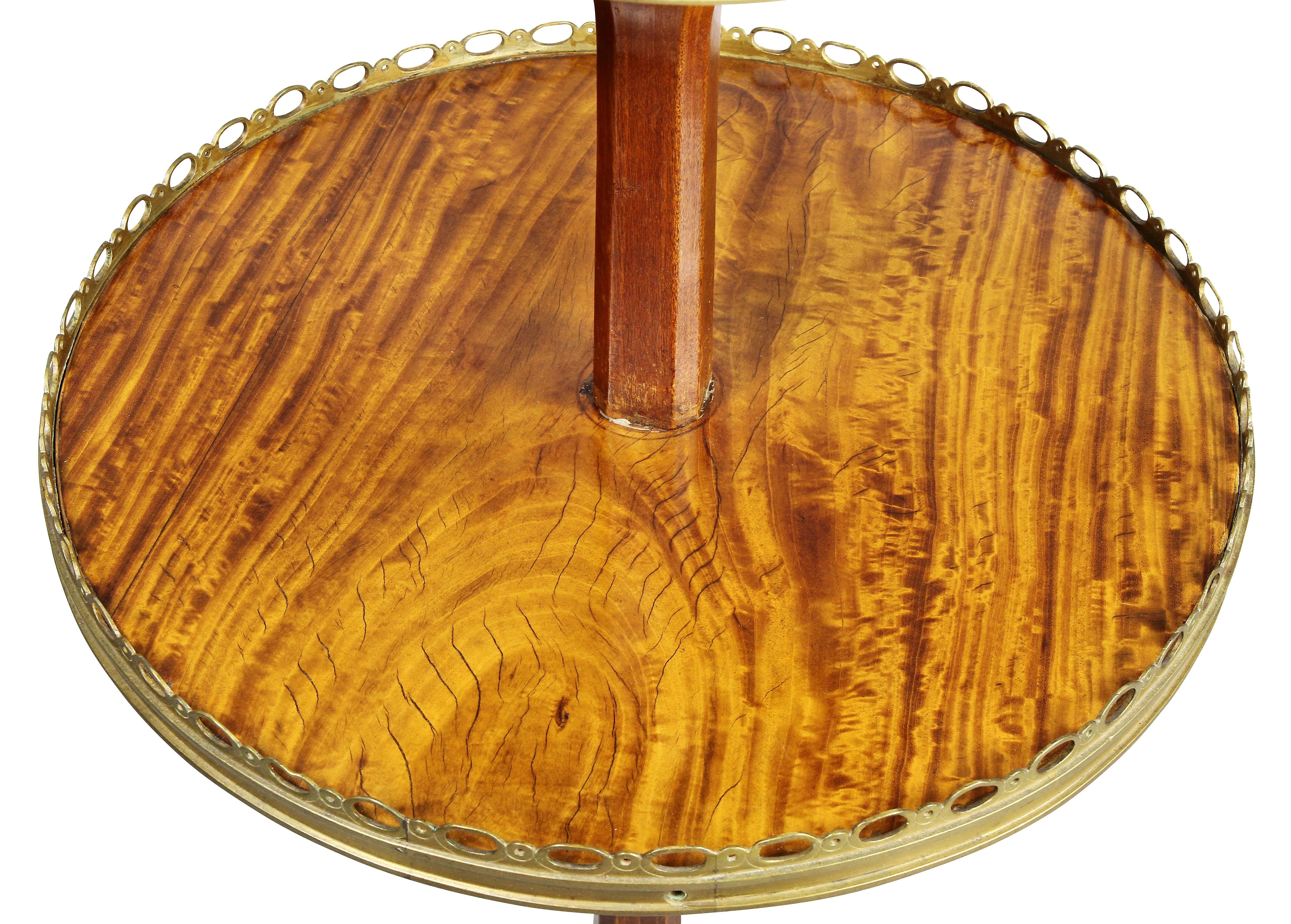 Européen Table d'appoint en bois de satin de style Louis XVI en vente