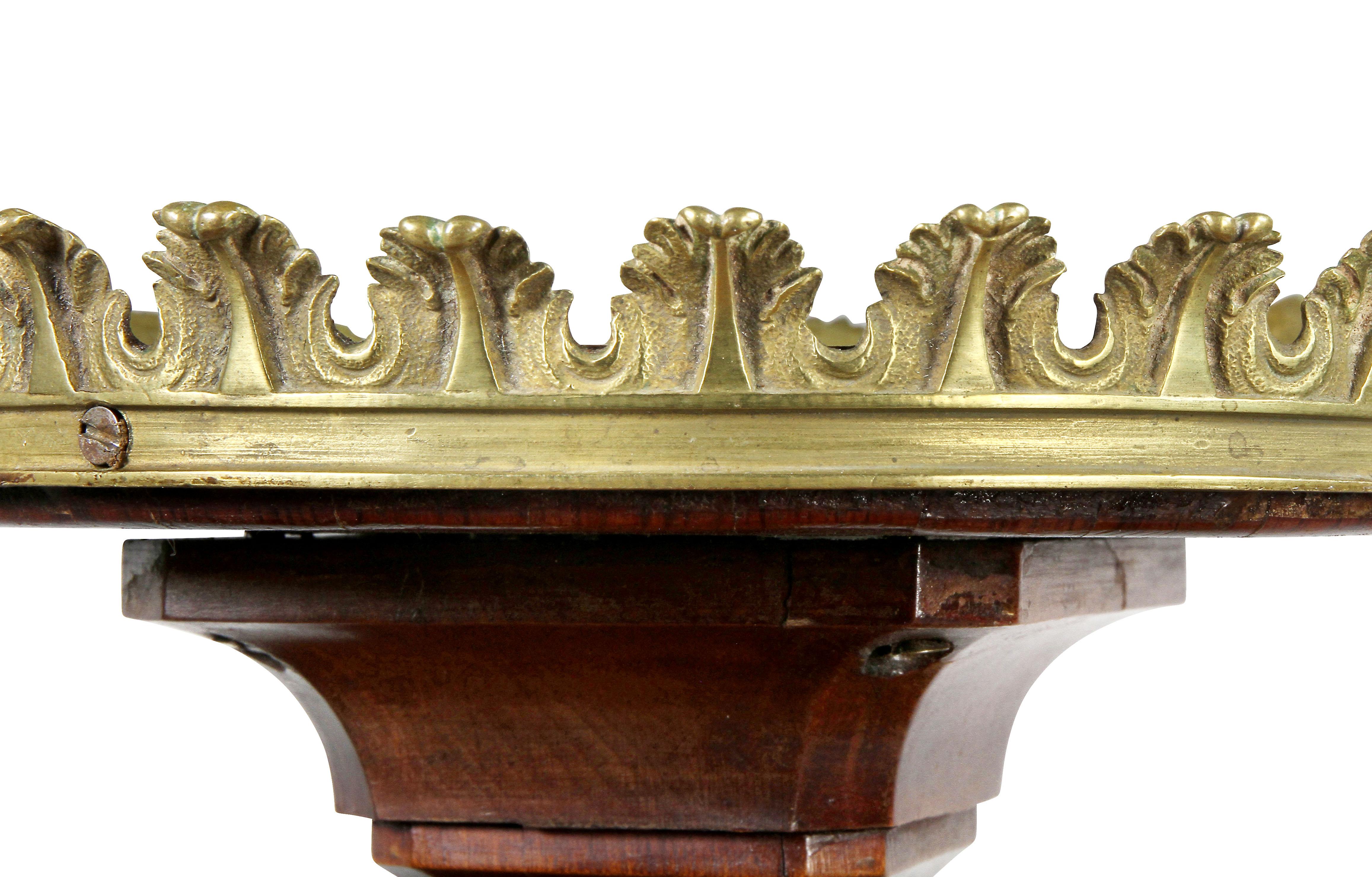 Table d'appoint en bois de satin de style Louis XVI Bon état - En vente à Essex, MA