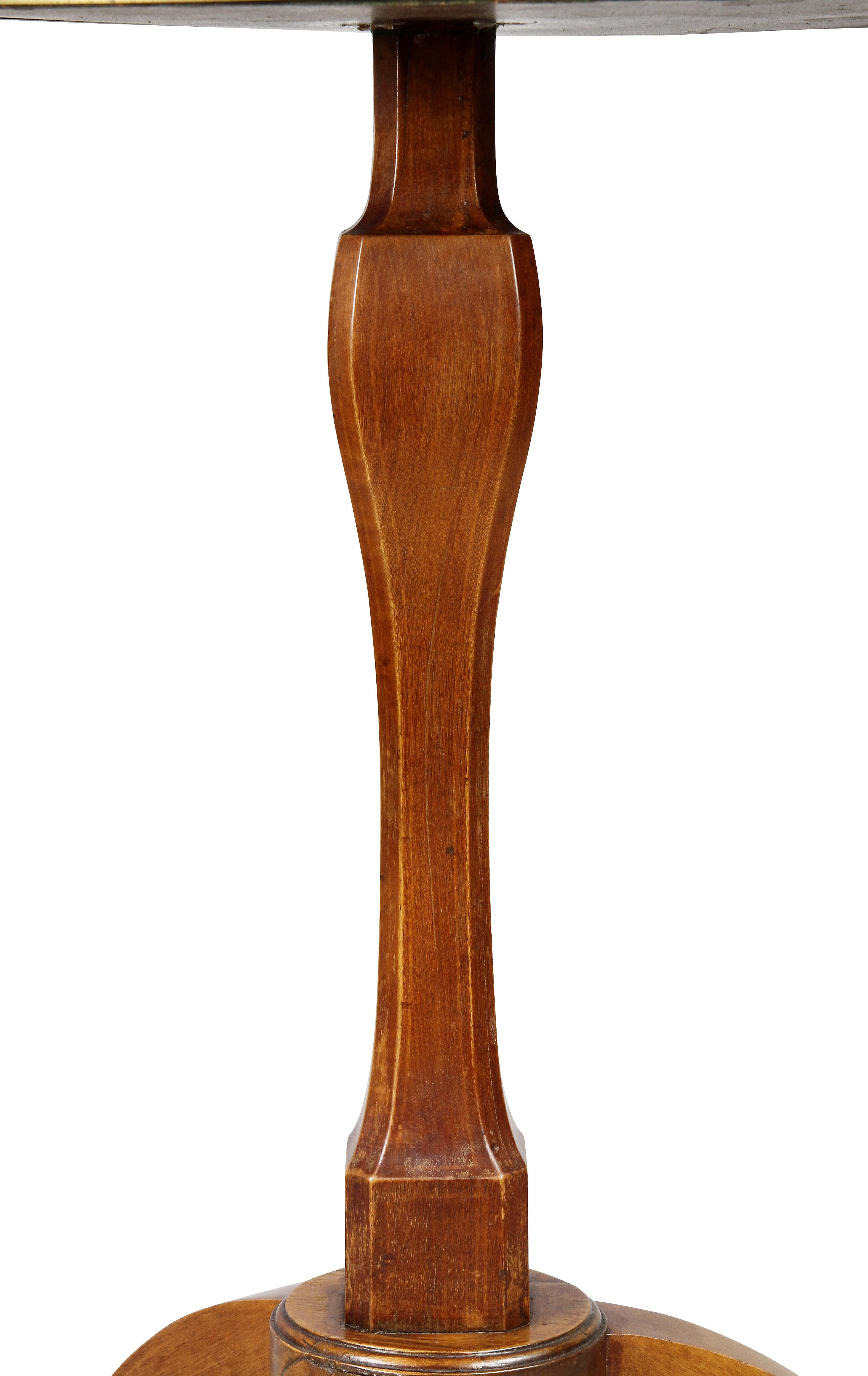 Table d'appoint en bois de satin de style Louis XVI en vente 1