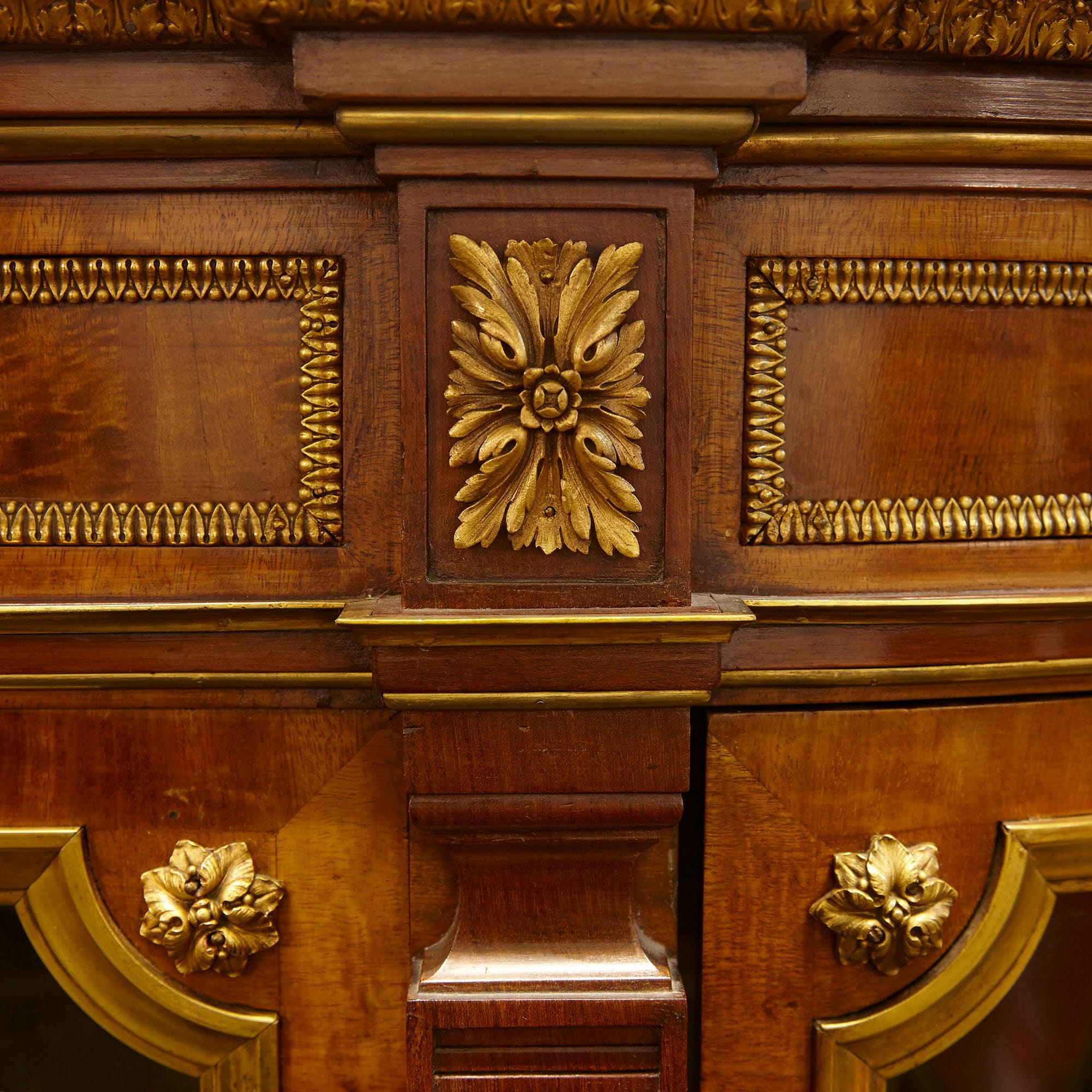 Vitrine aus satiniertem Holz im Louis-XVI-Stil mit neoklassizistischen Ormolu-Beschlägen
Französisch, 19. Jahrhundert
Abmessungen: Höhe 180cm, Breite 177cm, Tiefe 45cm

Diese elegante Vitrine im neoklassizistischen Louis XVI-Architekturstil ist