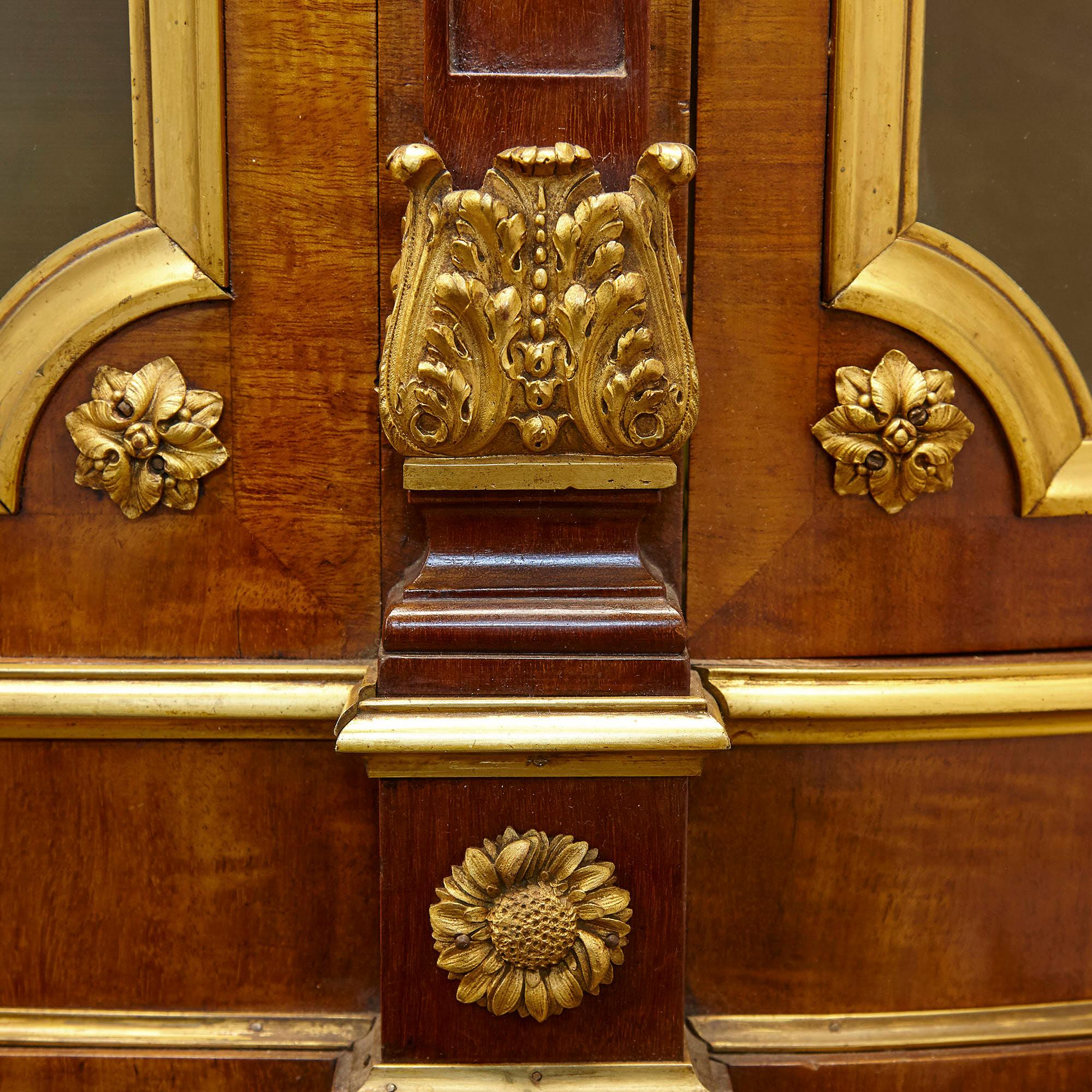 Neoclassico Vitrina in legno satinato in stile Luigi XVI con supporti neoclassici in ormù in vendita