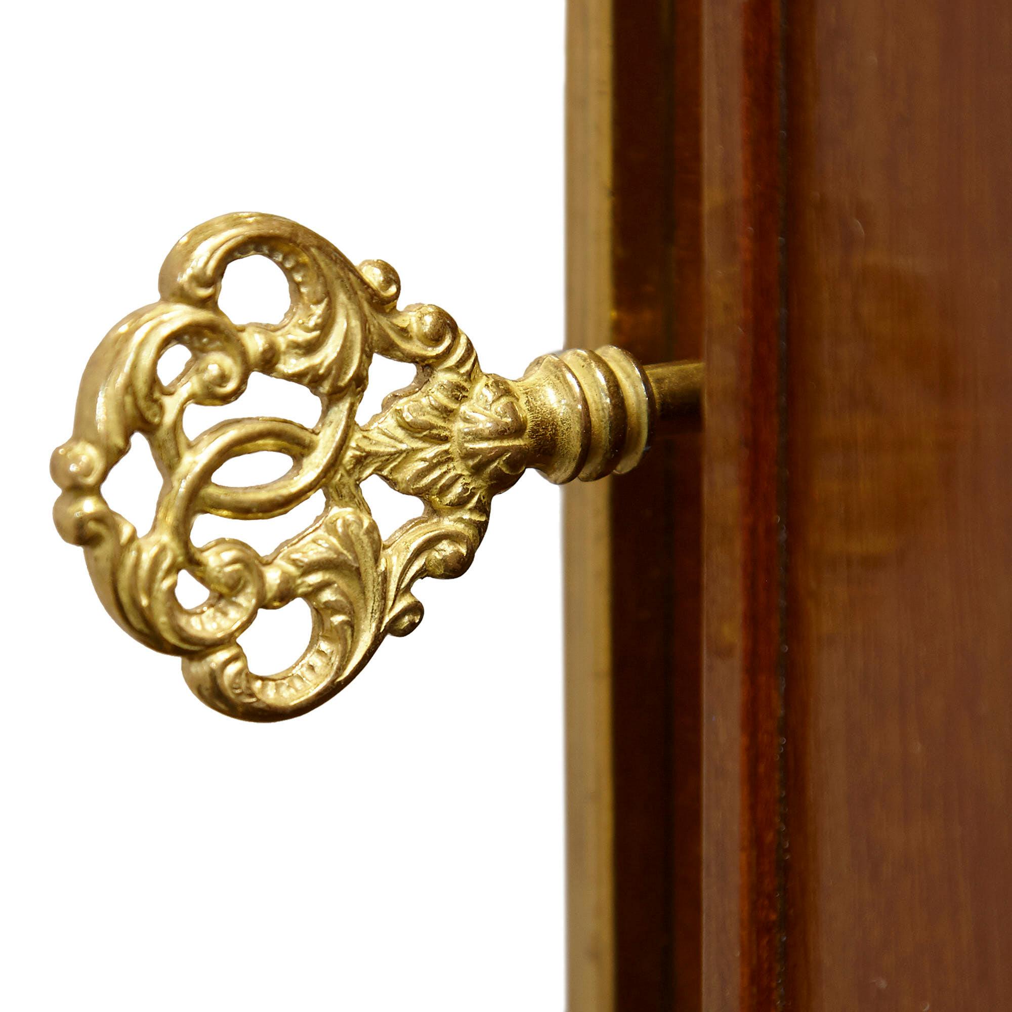 Vitrina in legno satinato in stile Luigi XVI con supporti neoclassici in ormù In condizioni buone in vendita a London, GB