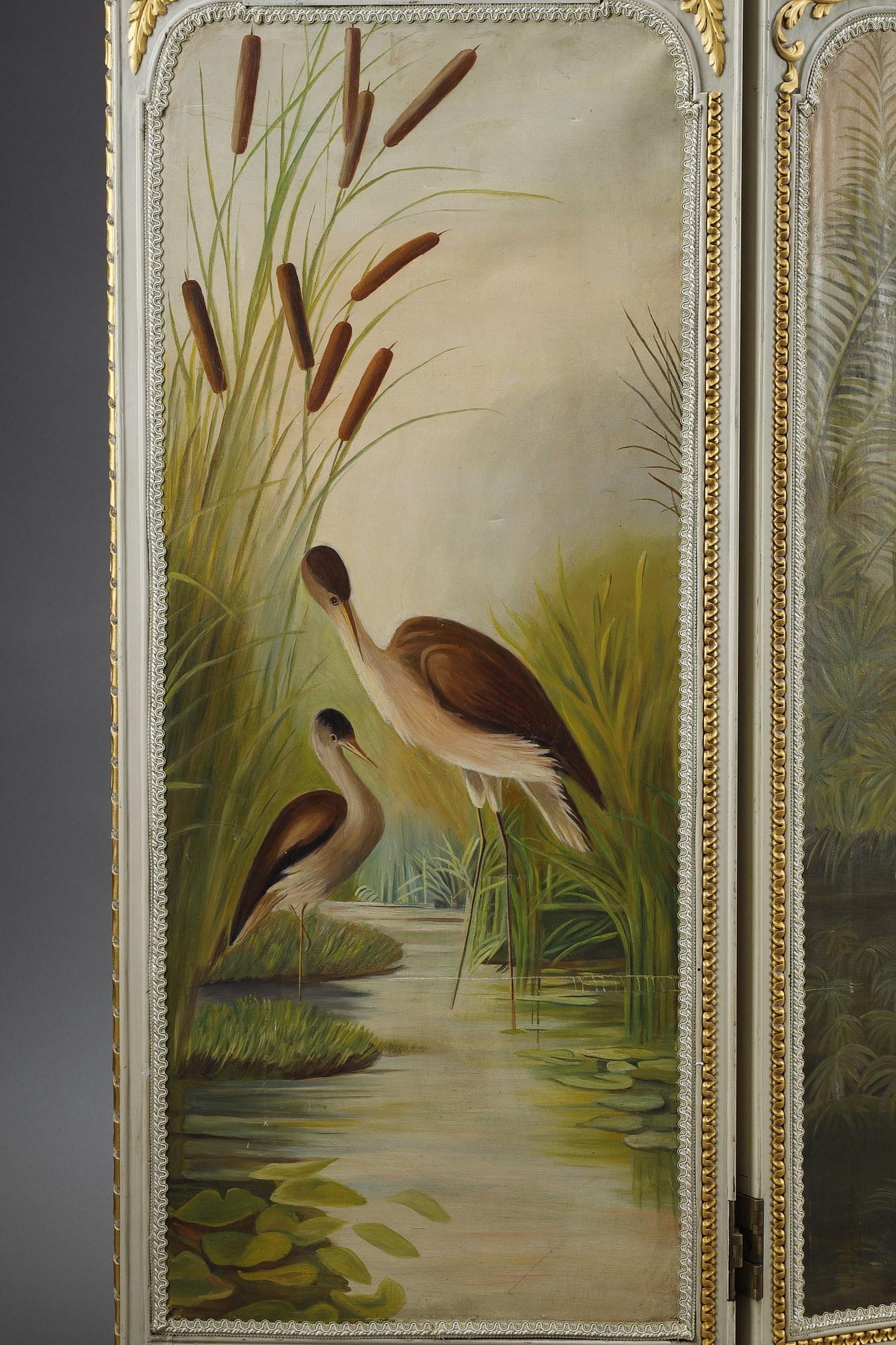 Three-leaf Louis XVI style screen in lacquered and gilded wood decorated with oil paintings on canvas representing waders. In the upper part of the leaves are set bevelled glasses. The wooden structure is finely carved with acanthus leaves, flowers