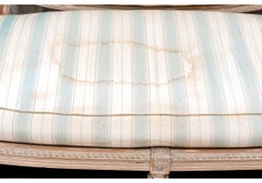 Sofá estilo Luis XVI con brazos de cabeza de carnero y cresta de pájaro - Para restaurar