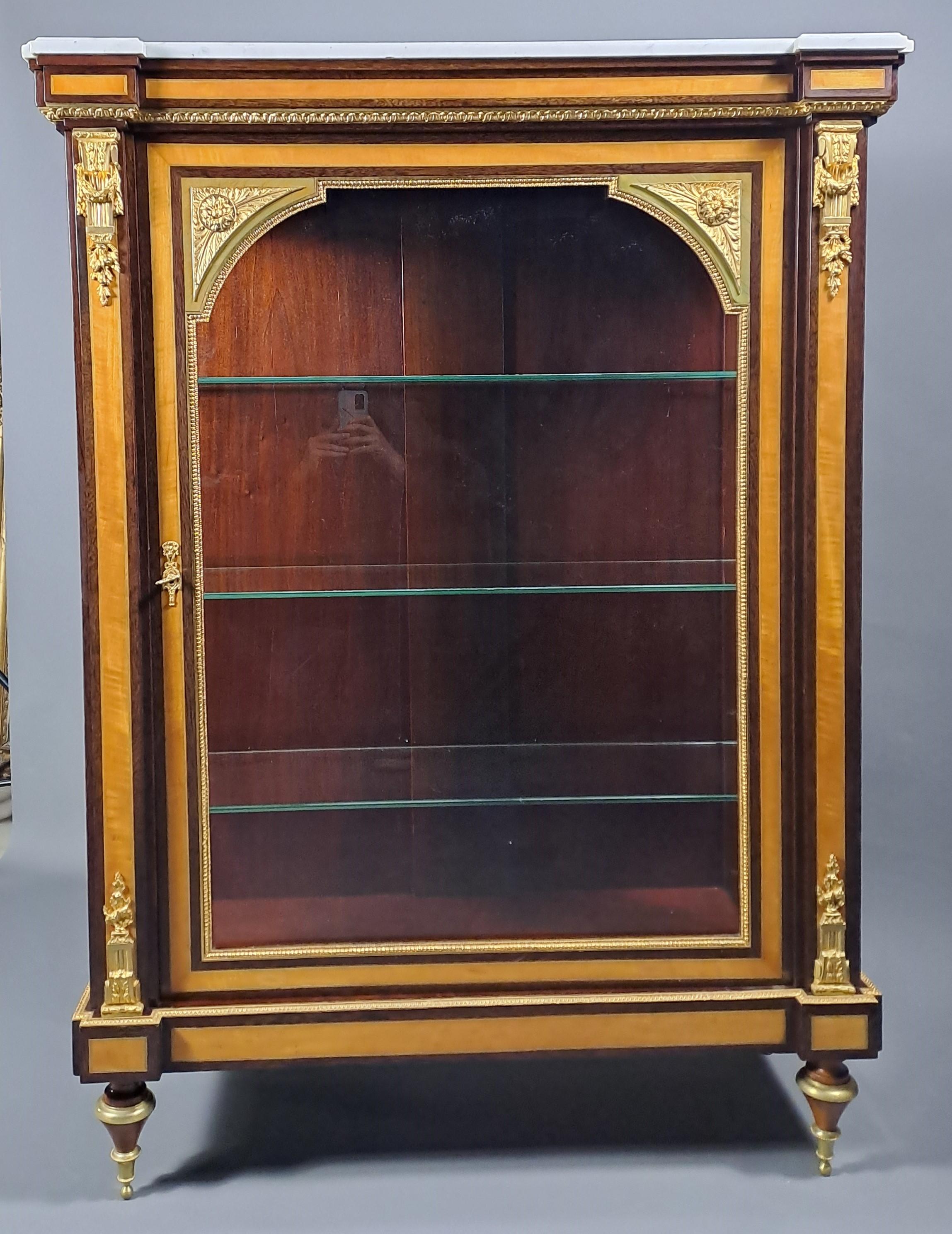 Schaufenster im Louis-XVI.-Stil mit Intarsien und vergoldeter Bronze im Angebot 3
