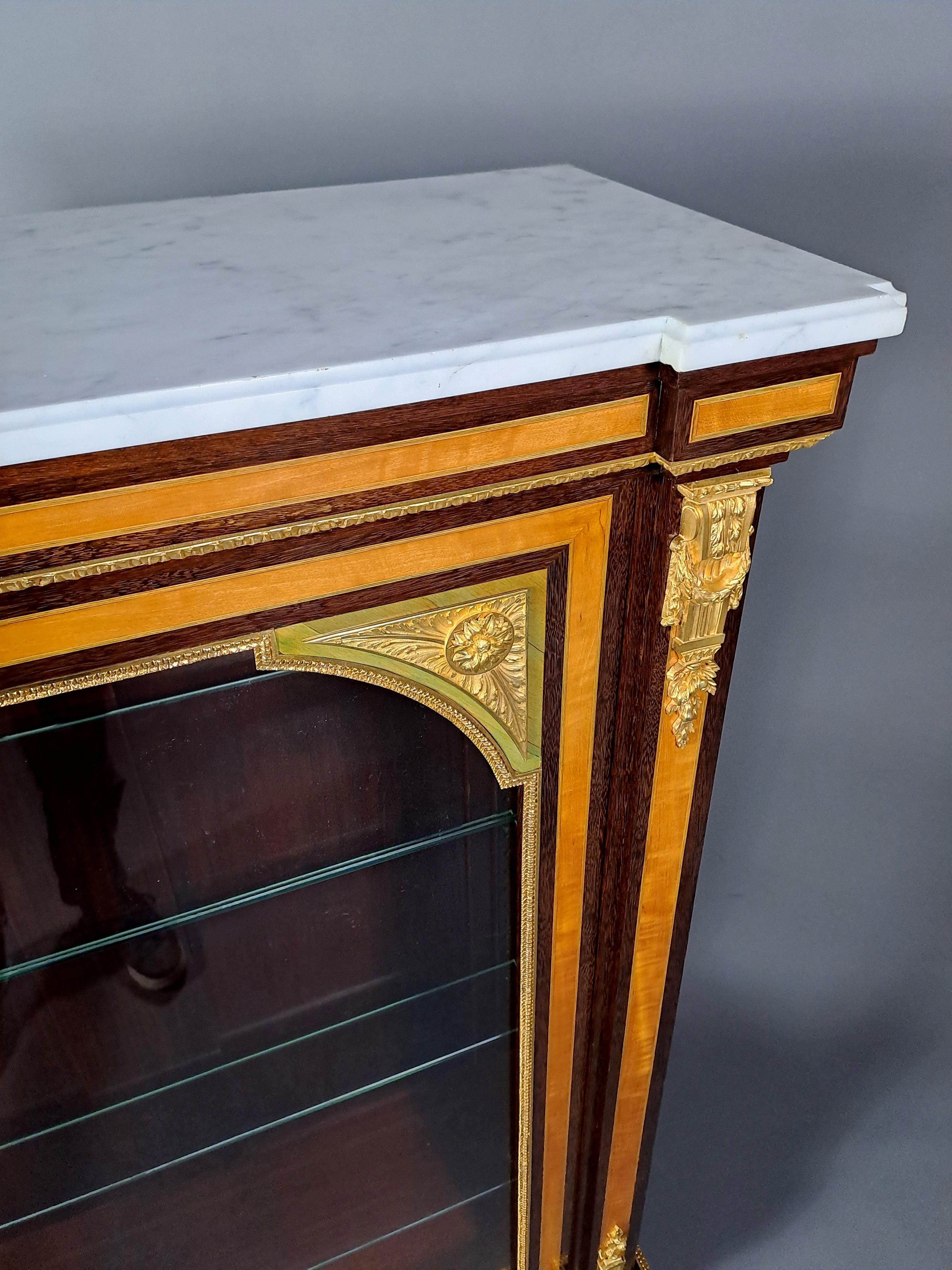 Louis XVI Style Showcase In Marquetry And Gilt Bronze In Good Condition For Sale In BARSAC, FR