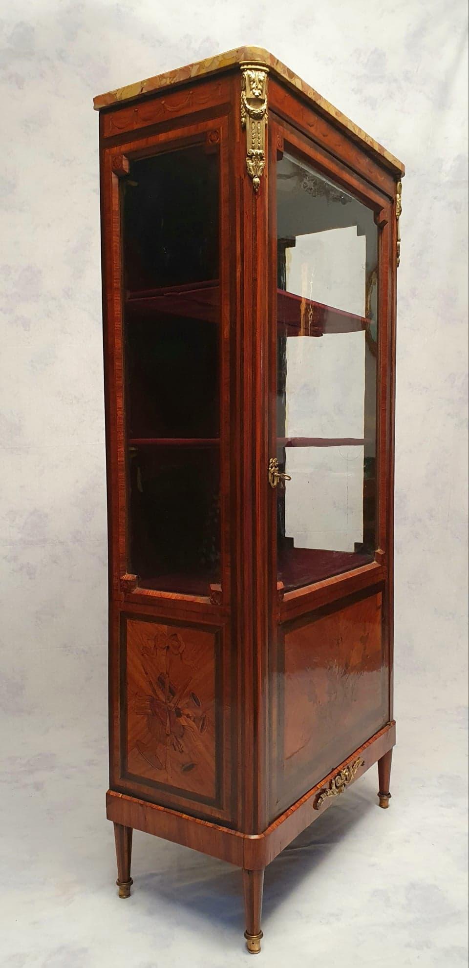 Ausstellungsraum im Louis-XVI-Stil, Intarsien, Amaranth & Rosewood, 19. Jahrhundert im Zustand „Gut“ im Angebot in SAINT-OUEN-SUR-SEINE, FR