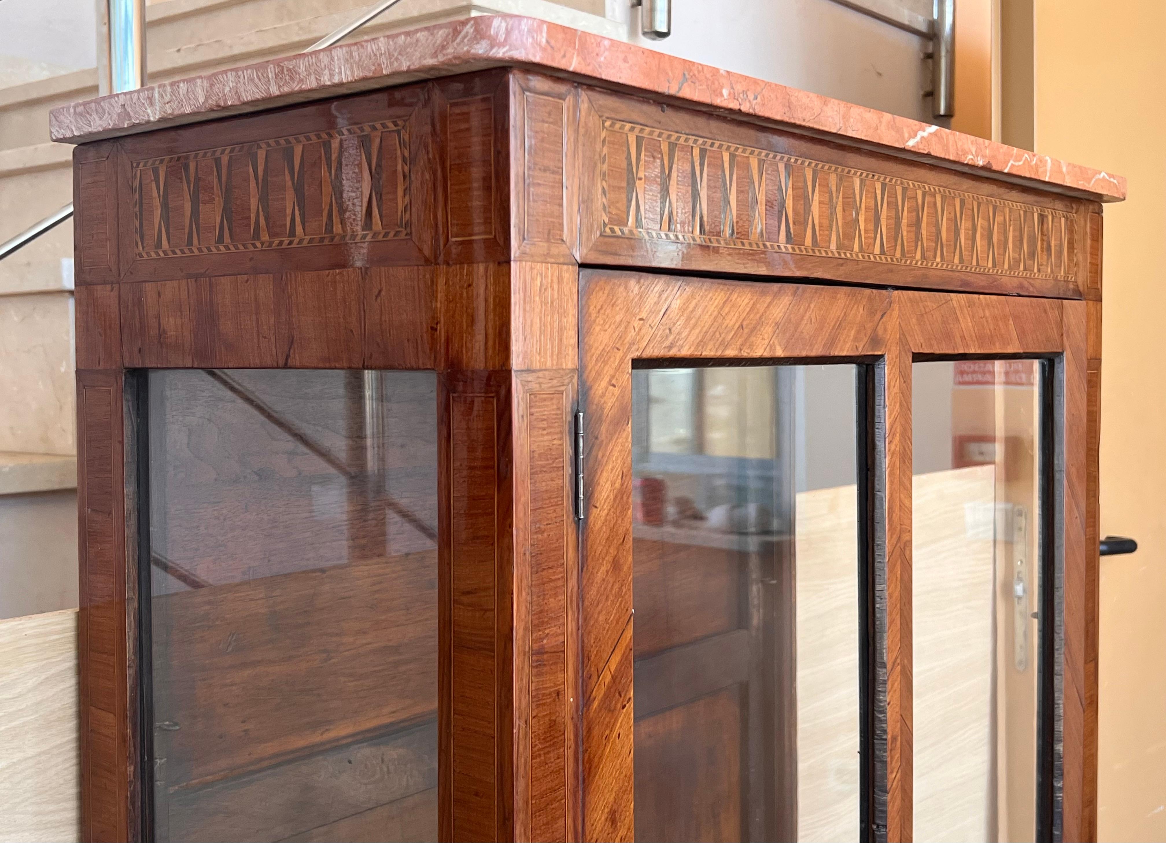 Vitrine de style Louis XVI en noyer avec marqueterie géométrique en vente 3