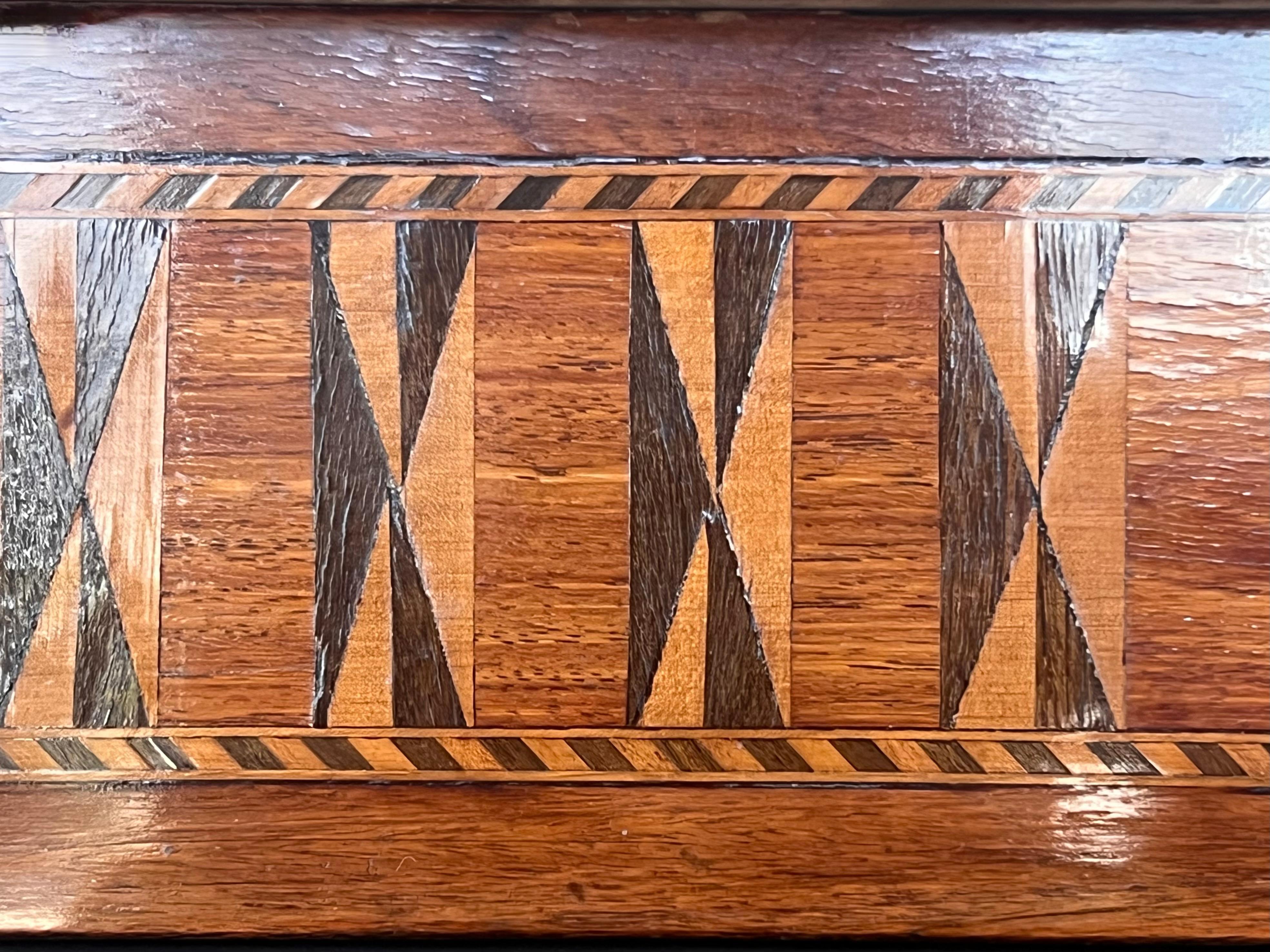Vitrine de style Louis XVI en noyer avec marqueterie géométrique en vente 5
