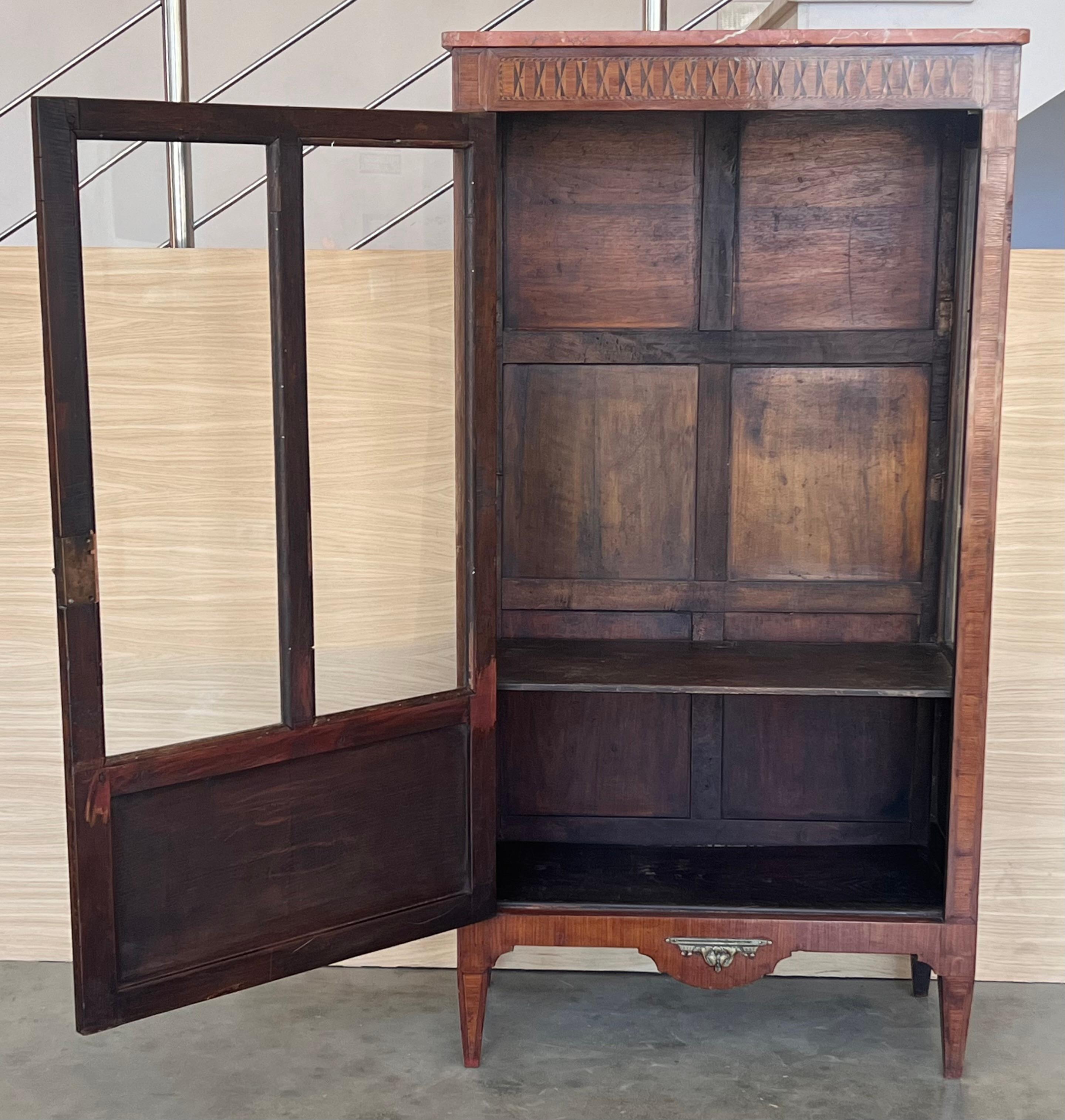 Provincial français Vitrine de style Louis XVI en noyer avec marqueterie géométrique en vente