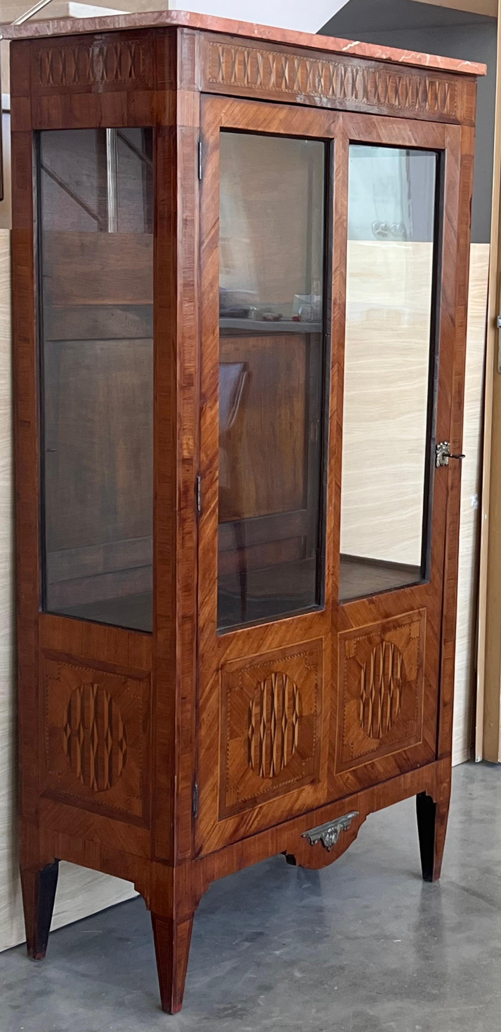 Louis XVI Style Showcase Vitrine in Walnut with Geometrical Marquetry In Good Condition For Sale In Miami, FL