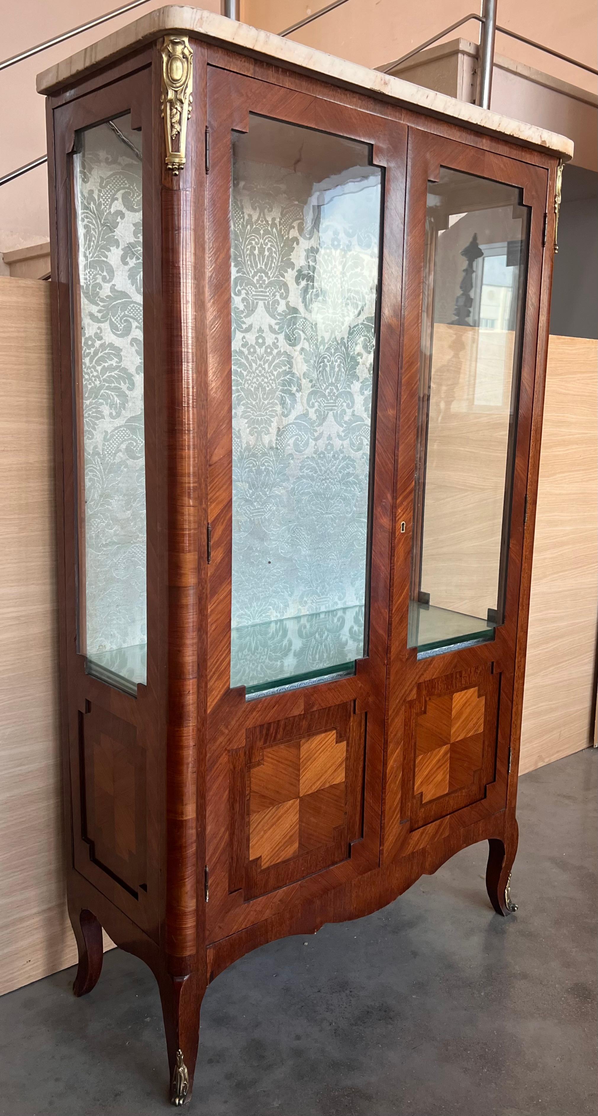 Louis XVI Style Showcase Vitrine in Walnut with Geometrical Marquetry In Good Condition For Sale In Miami, FL