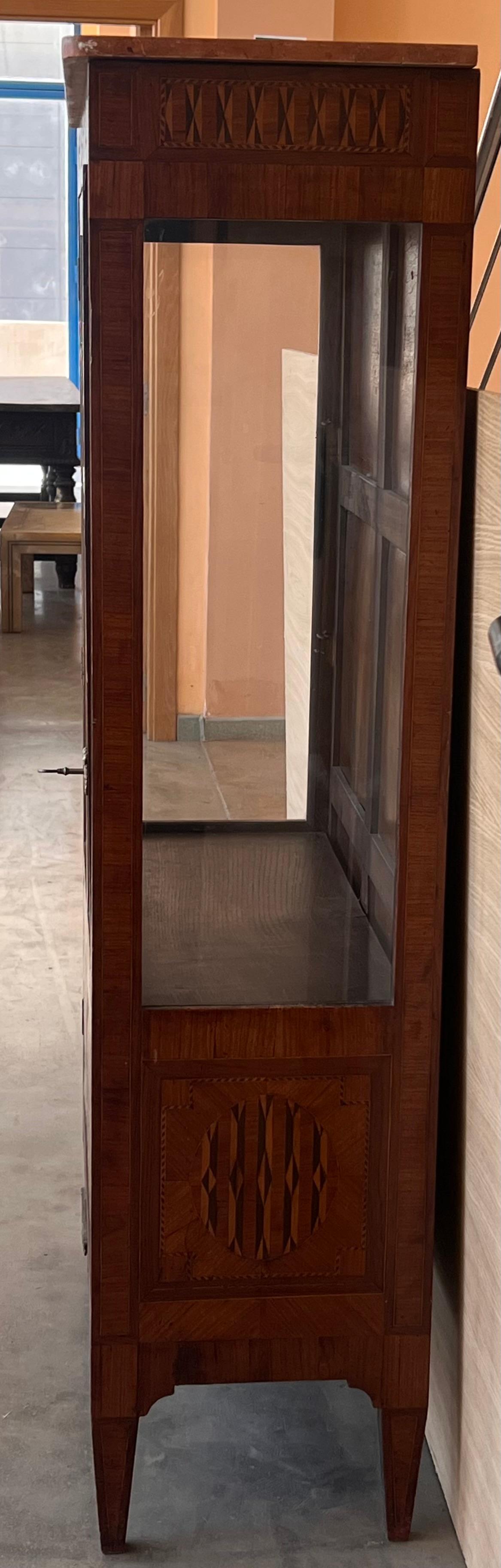 Vitrine de style Louis XVI en noyer avec marqueterie géométrique en vente 1