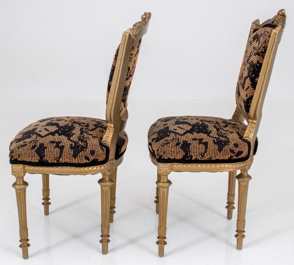 Paire de chaises d'appoint de style Louis XVI Bon état - En vente à New York, NY