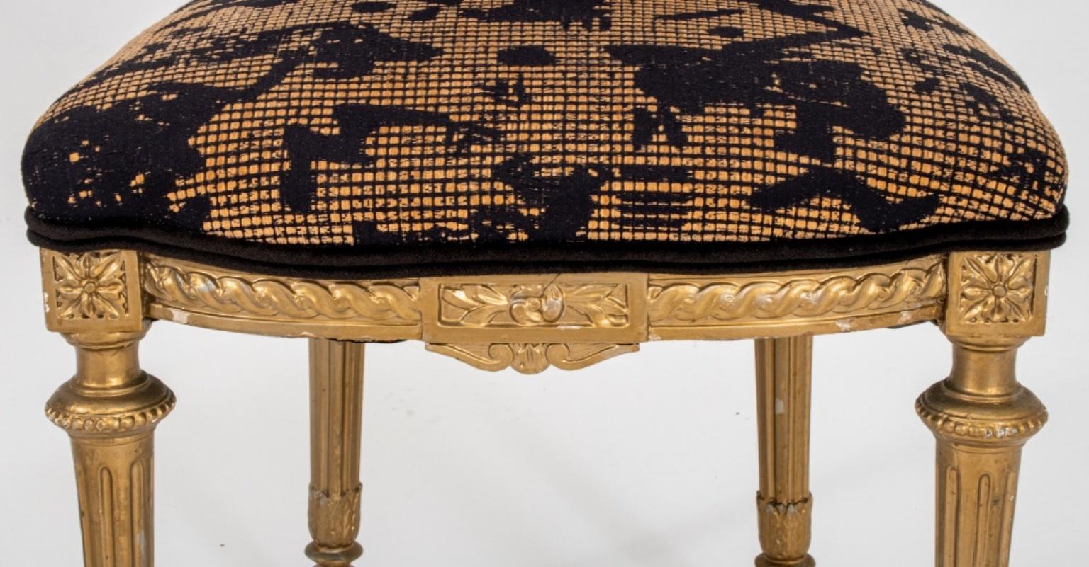 Paire de chaises d'appoint de style Louis XVI en vente 4