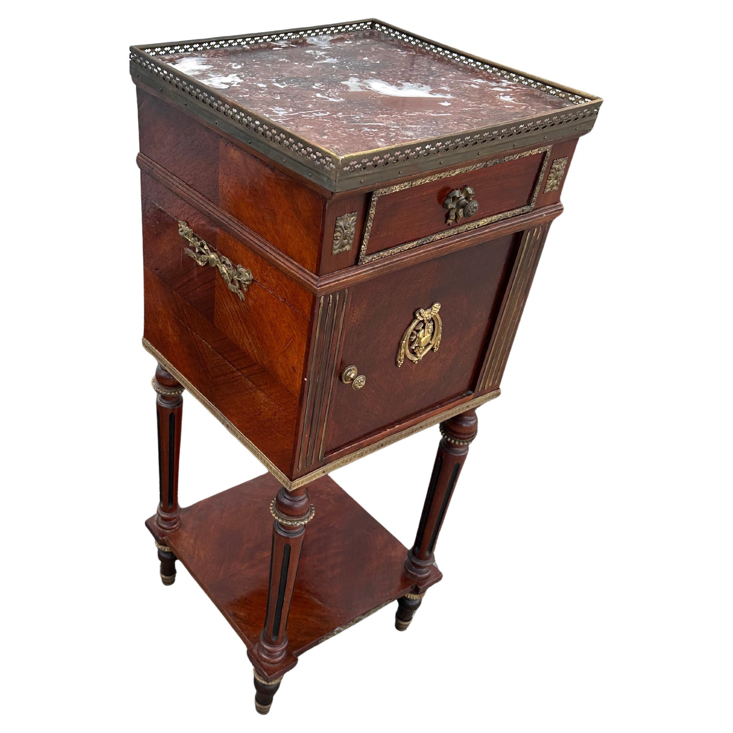 Table d'appoint de style Louis XVI en vente