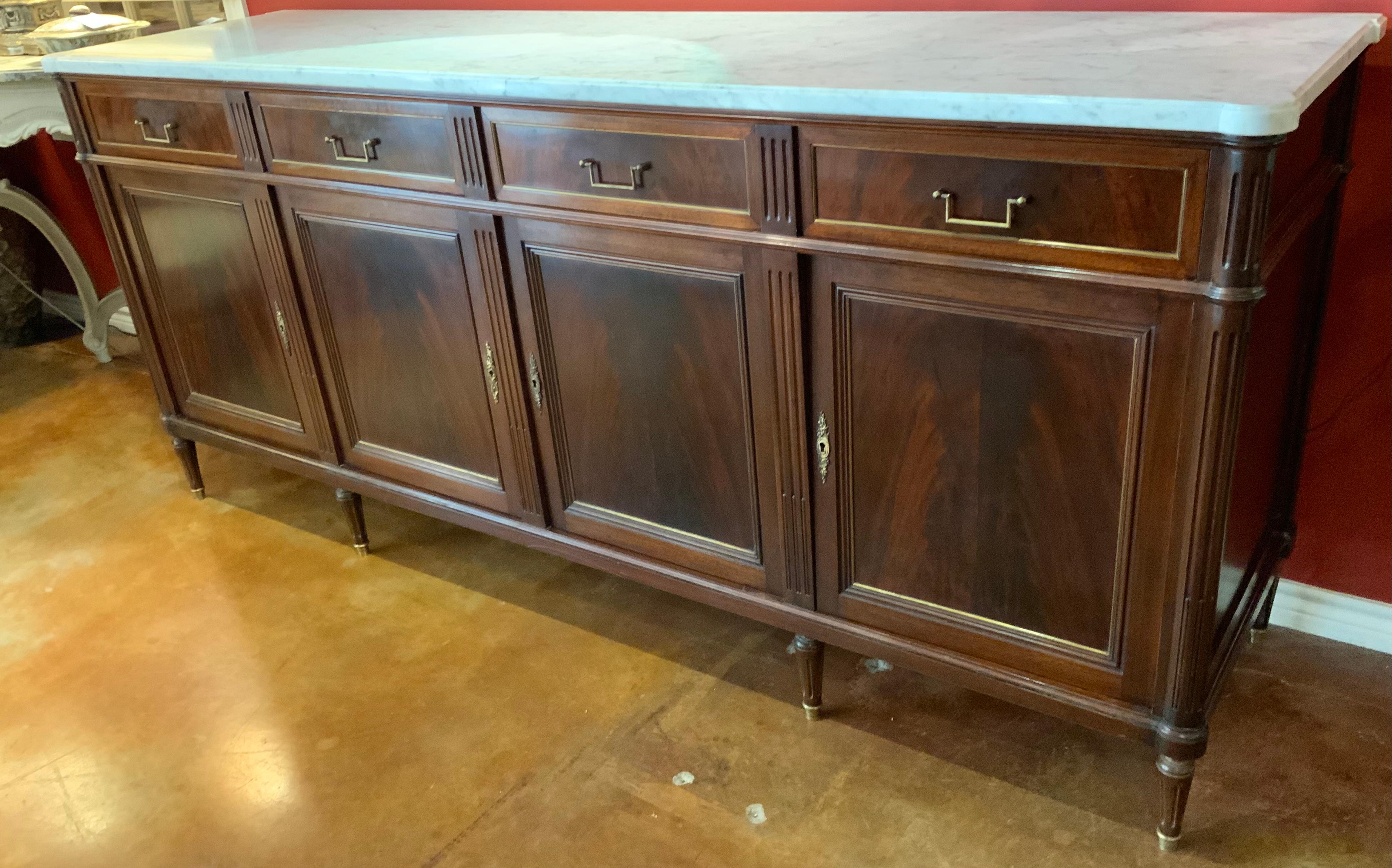 The quality of the mahogany used in this piece is excellent 
It is flame / crotch mahogany which is exceptionally good.
The white marble top is original and has no repairs.
The finish is good and original.
It has four drawers over four doors that