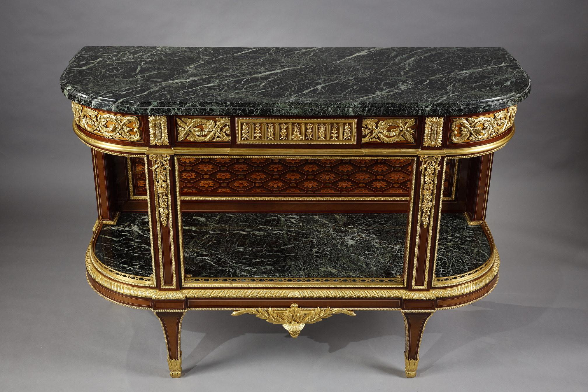 Estampillé Chles Winckeslen, 49 rue Turenne à Paris et daté 1869

Belle console de style Louis XVI à côtés arrondis et ornementation en bronze ciselé et doré au mercure. Il ouvre en ceinture par un tiroir central et deux tiroirs latéraux décorés