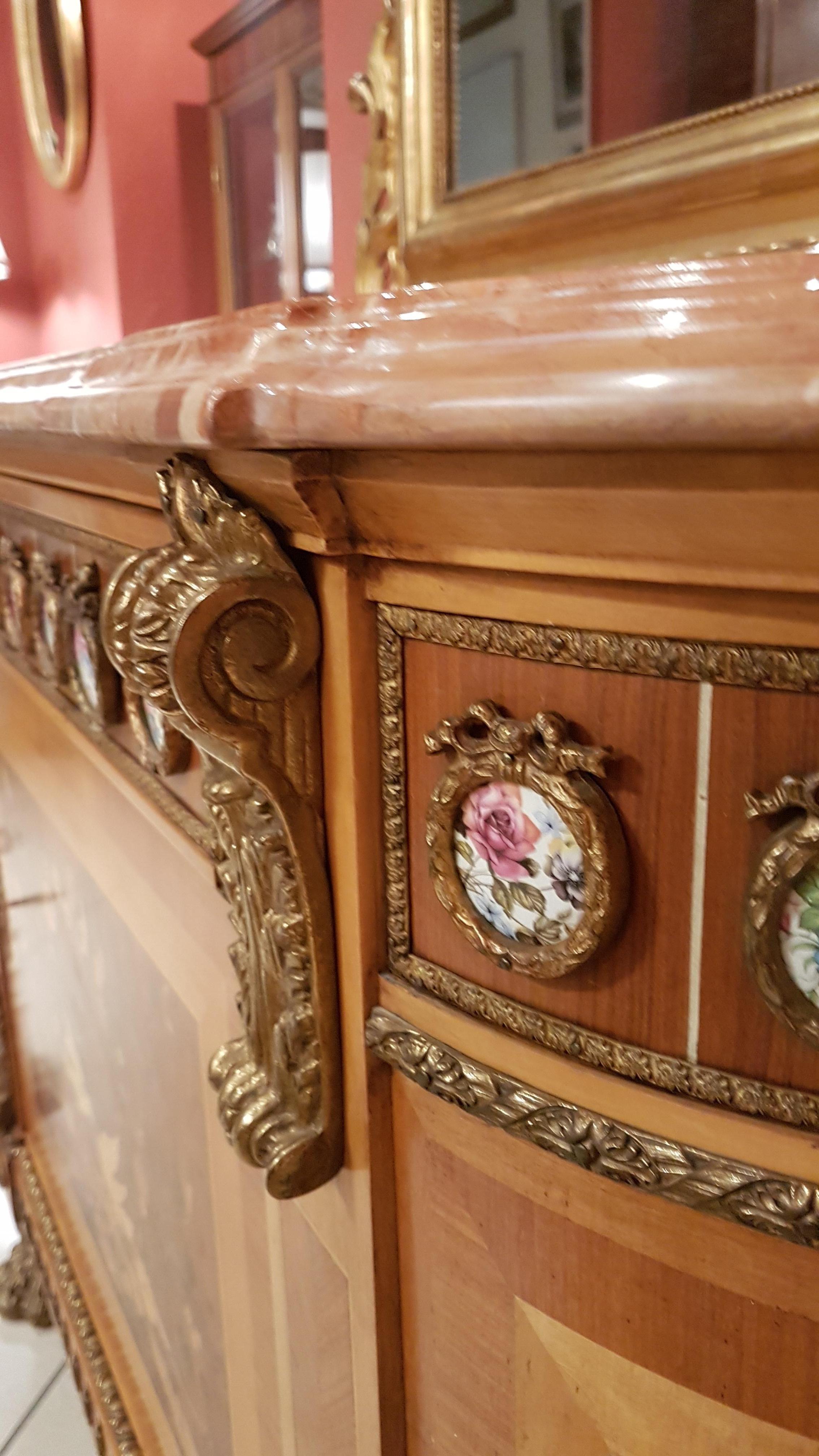 Sideboard curved in Louis XVI style with marble top richly inlaid from the 1950s For Sale 4