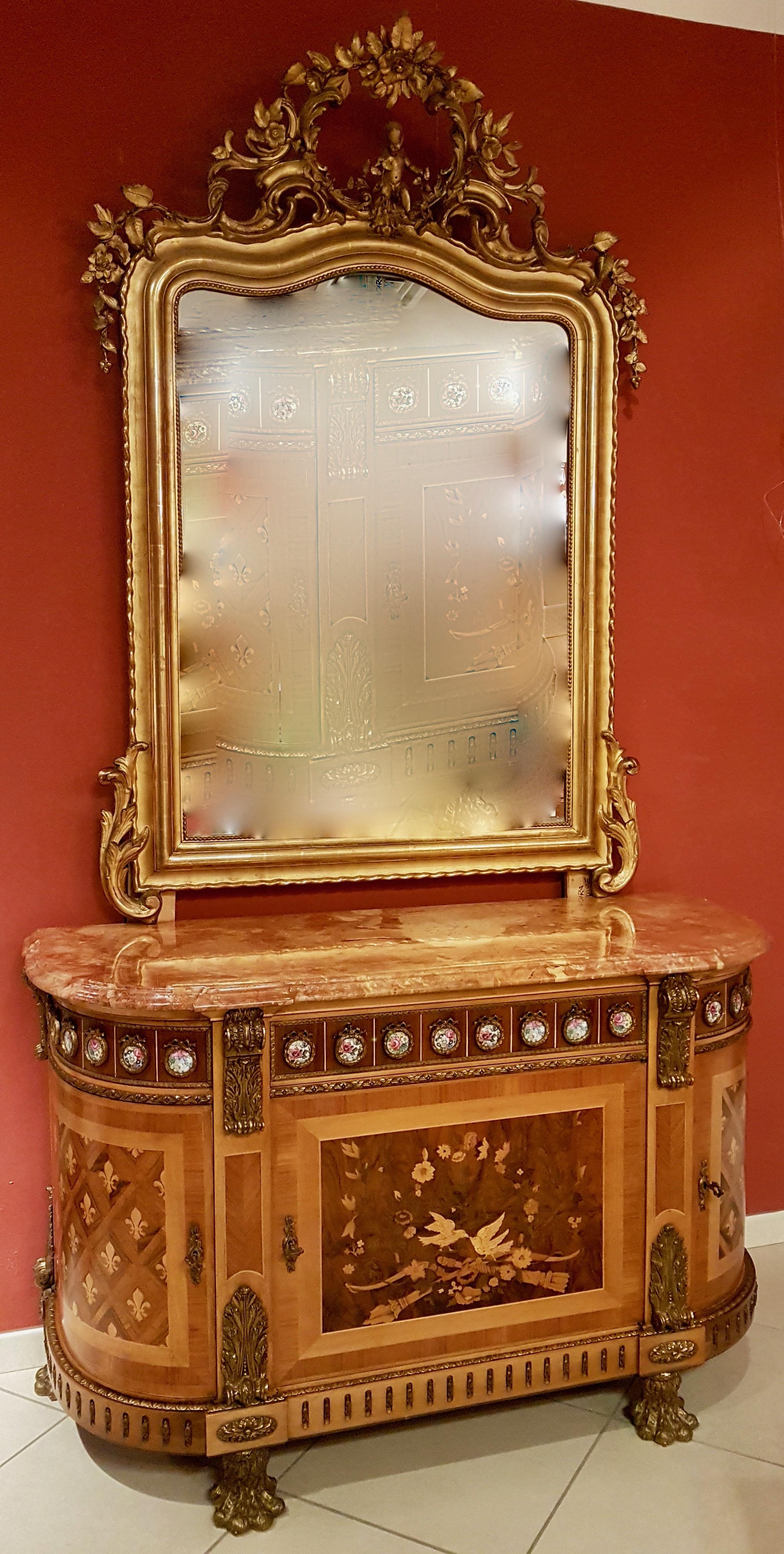 Reproduction of the original sideboard made in 1788 by Guillaume Beneman, originally located in the chamber of Louis XVI at the castle of Campiegne.
The sideboard was built in the 1940s and is composed of 3 doors including 2 curves and 1 straight,