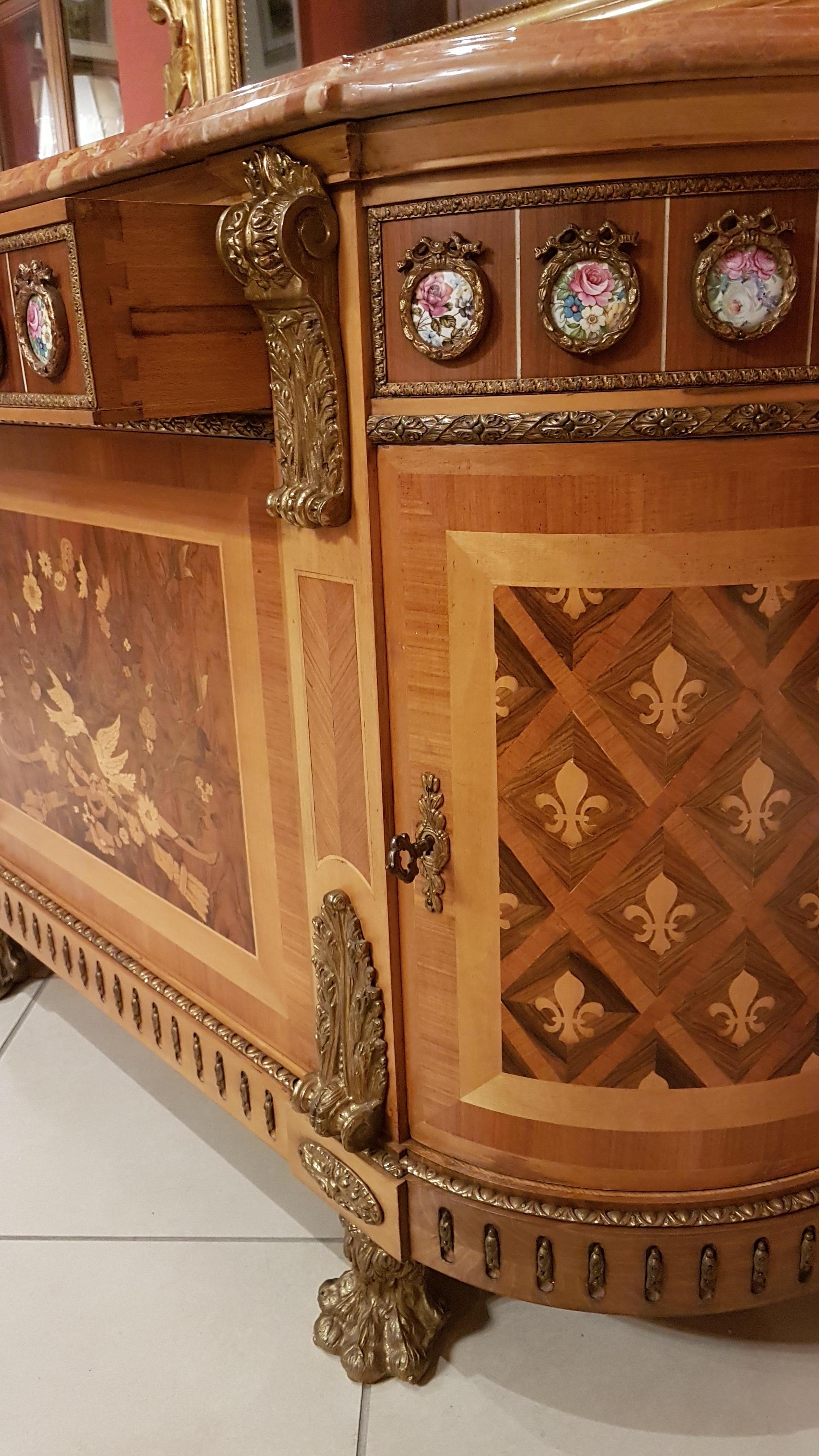 Gebogenes Sideboard im Louis-XVI-Stil mit Marmorplatte, reich eingelegt, aus den 1950er Jahren (Louis XVI.) im Angebot