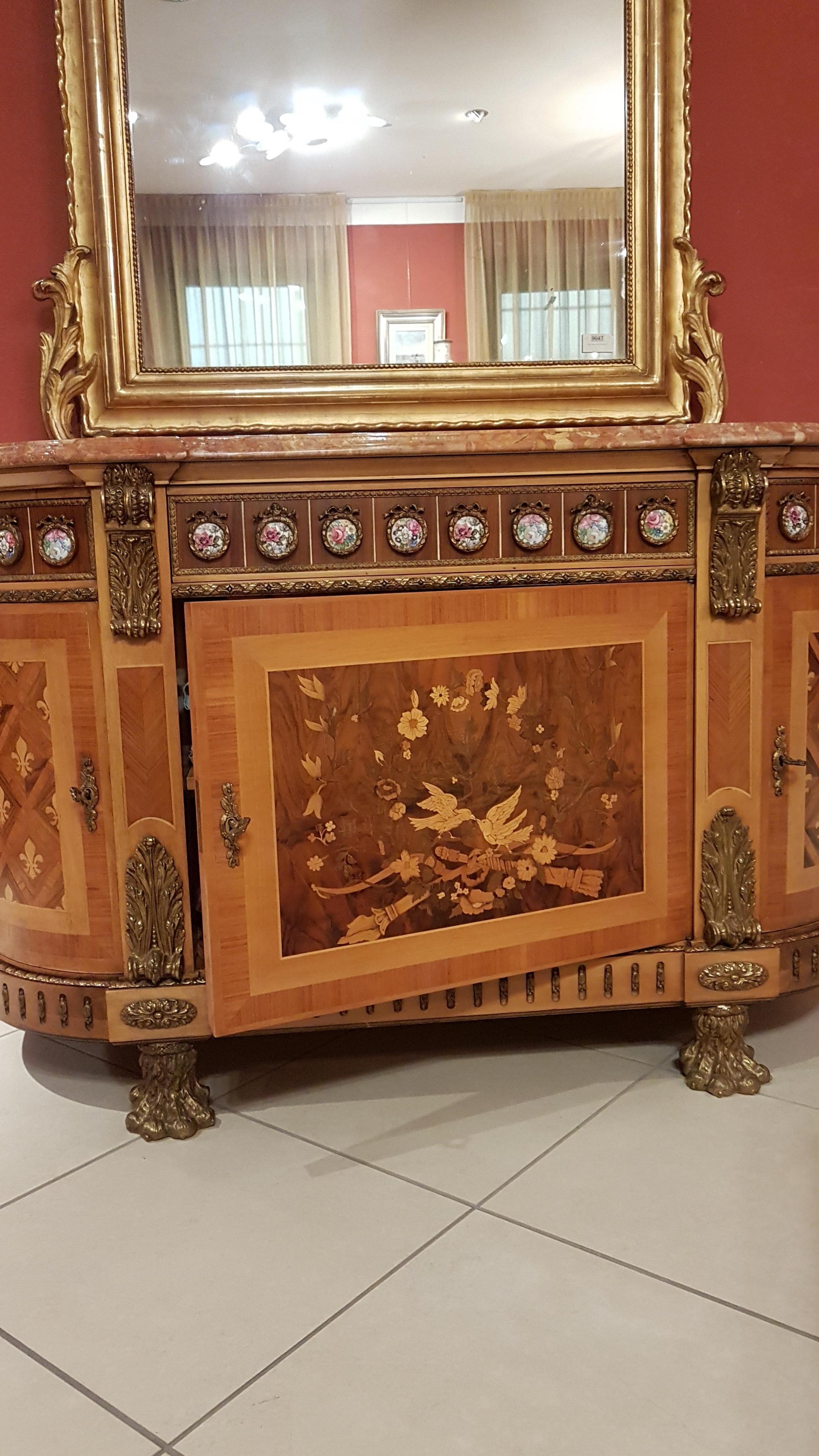 Sideboard curved in Louis XVI style with marble top richly inlaid from the 1950s In Excellent Condition For Sale In Monza, IT