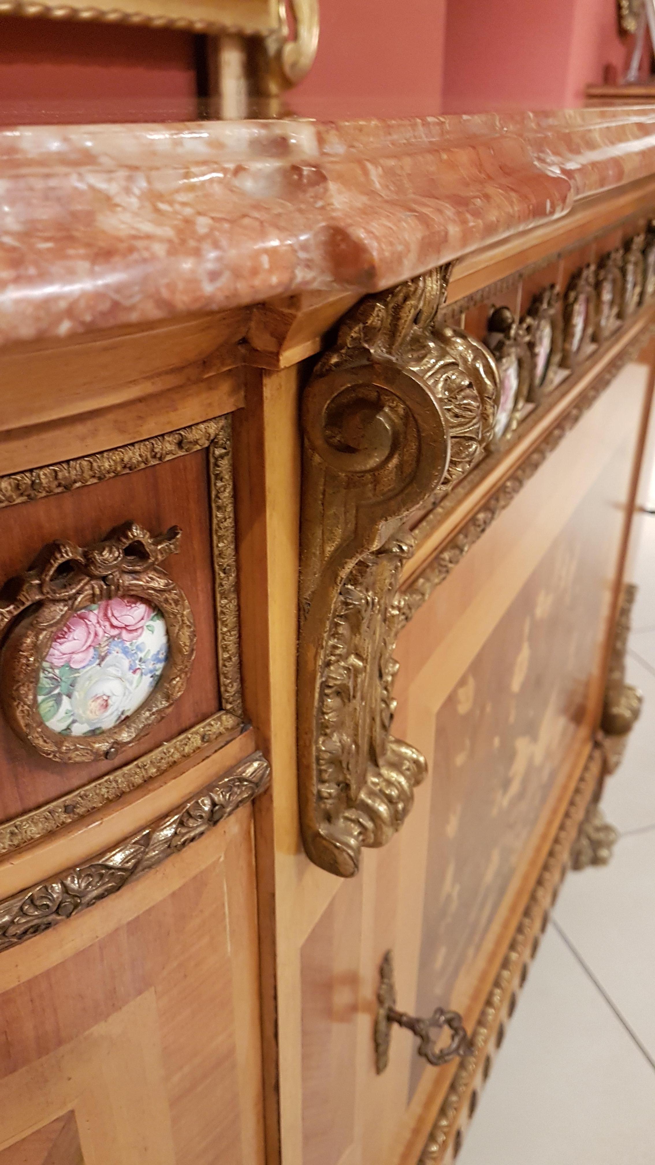 Sideboard curved in Louis XVI style with marble top richly inlaid from the 1950s For Sale 1
