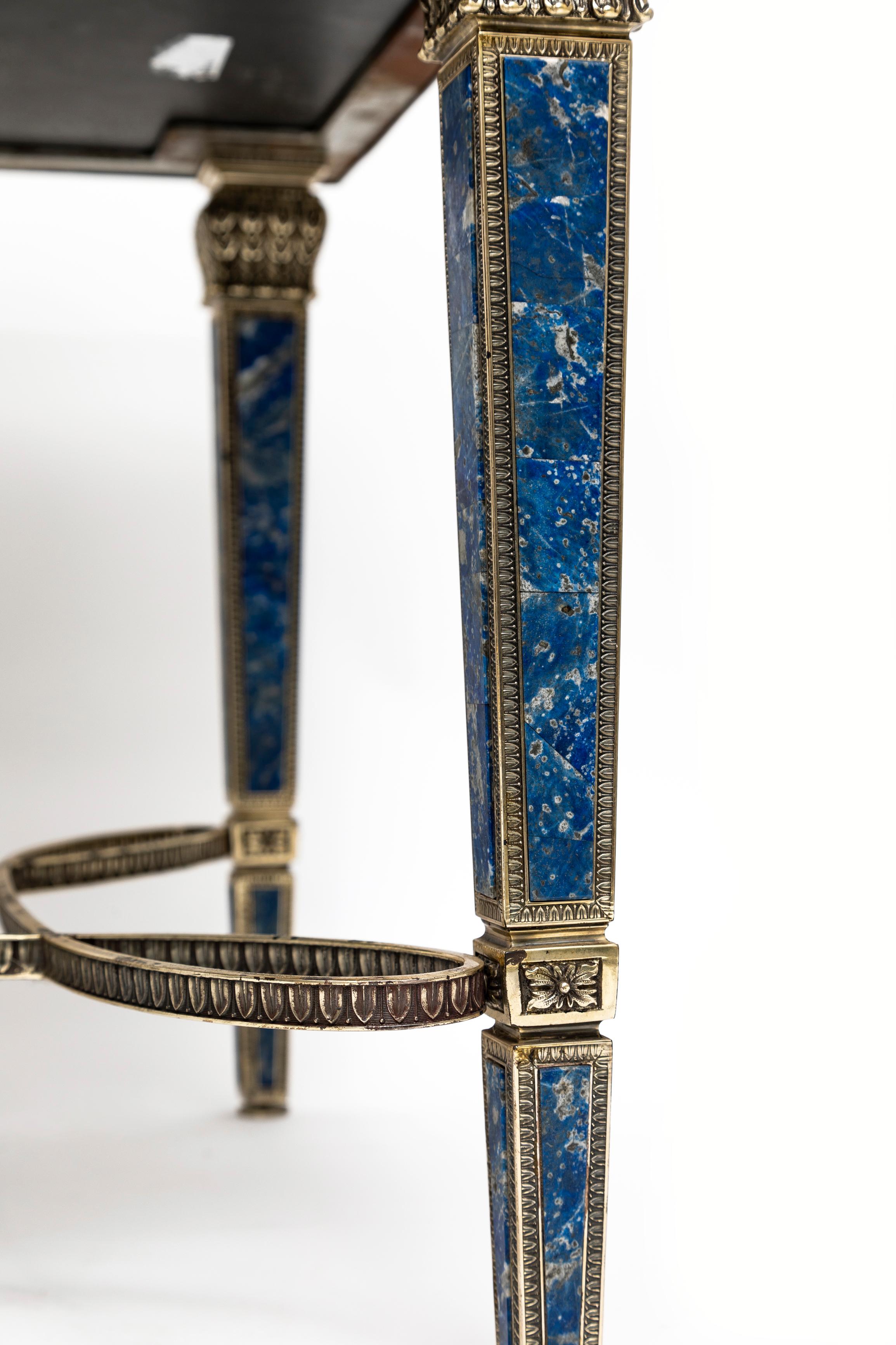 Louis XVI Stil Versilberte Bronze & Lapislazuli Couchtisch, Att. E. F. Caldwell (Frühes 20. Jahrhundert) im Angebot