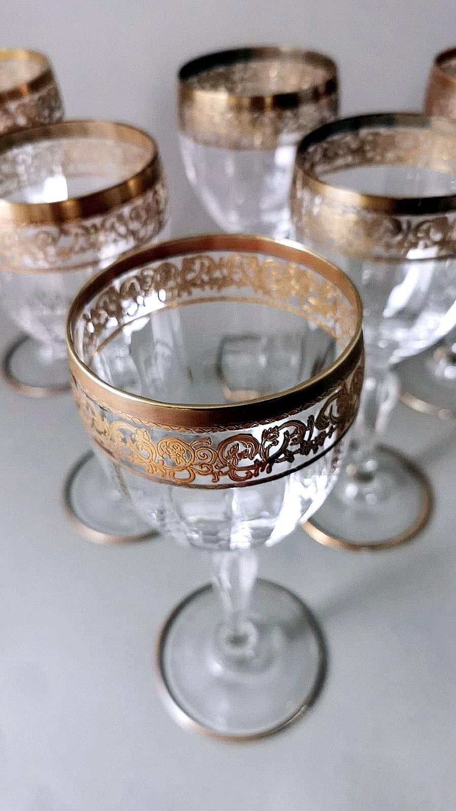 Sechs mundgeblasene italienische Wasserkelche im Louis-XVI-Stil mit goldenem Rand (Geblasenes Glas) im Angebot