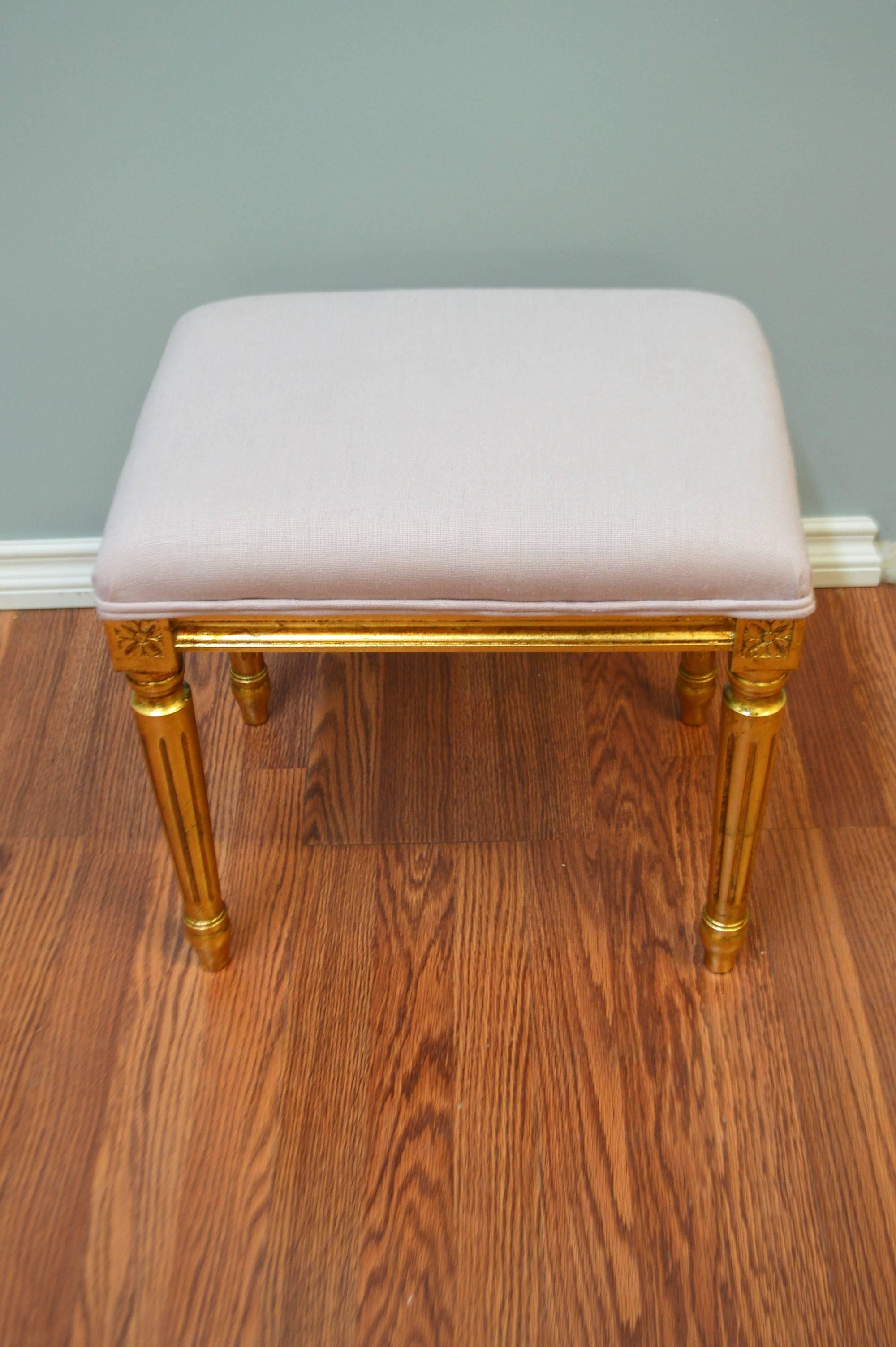 Lovely and easy to place Louis XVI style small bench for custom order.
Showing in leaf gilding, offered as well in a painted or wood stain finish of your choice.
For gold or silver leaf you provide the fabric, for painted or wood stain we include