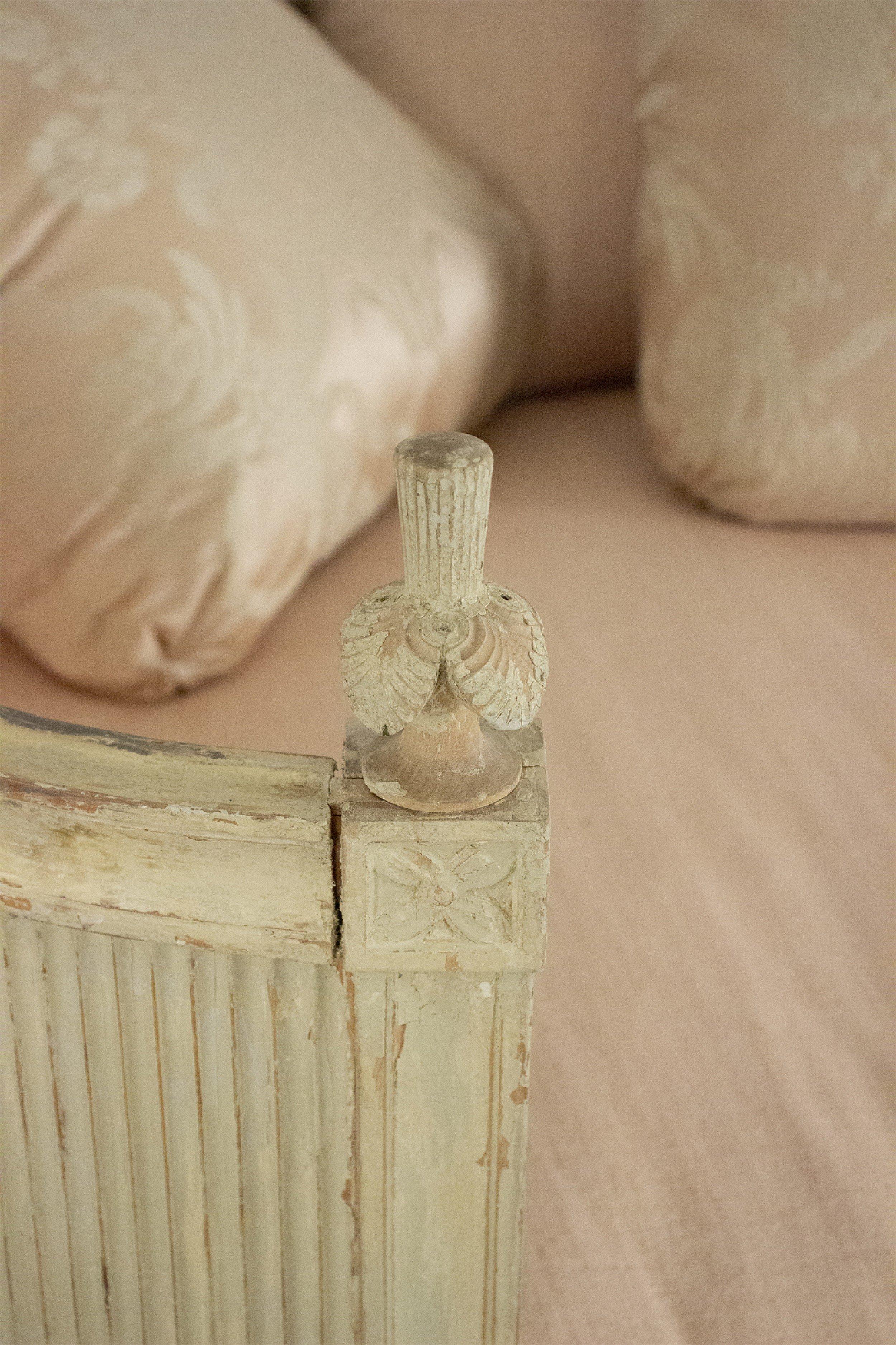 Rundes Wand-Tagesbett aus weiß lackiertem Holz im Louis XVI.-Stil im Angebot 3
