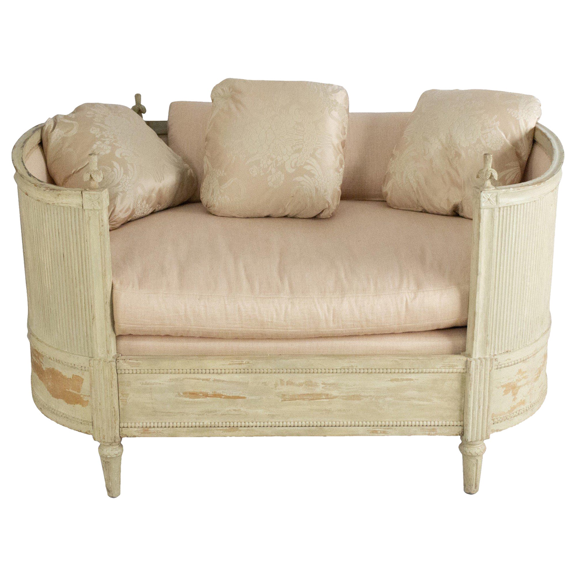 Petite banquette murale arrondie de style Louis XVI en bois peint en blanc en vente