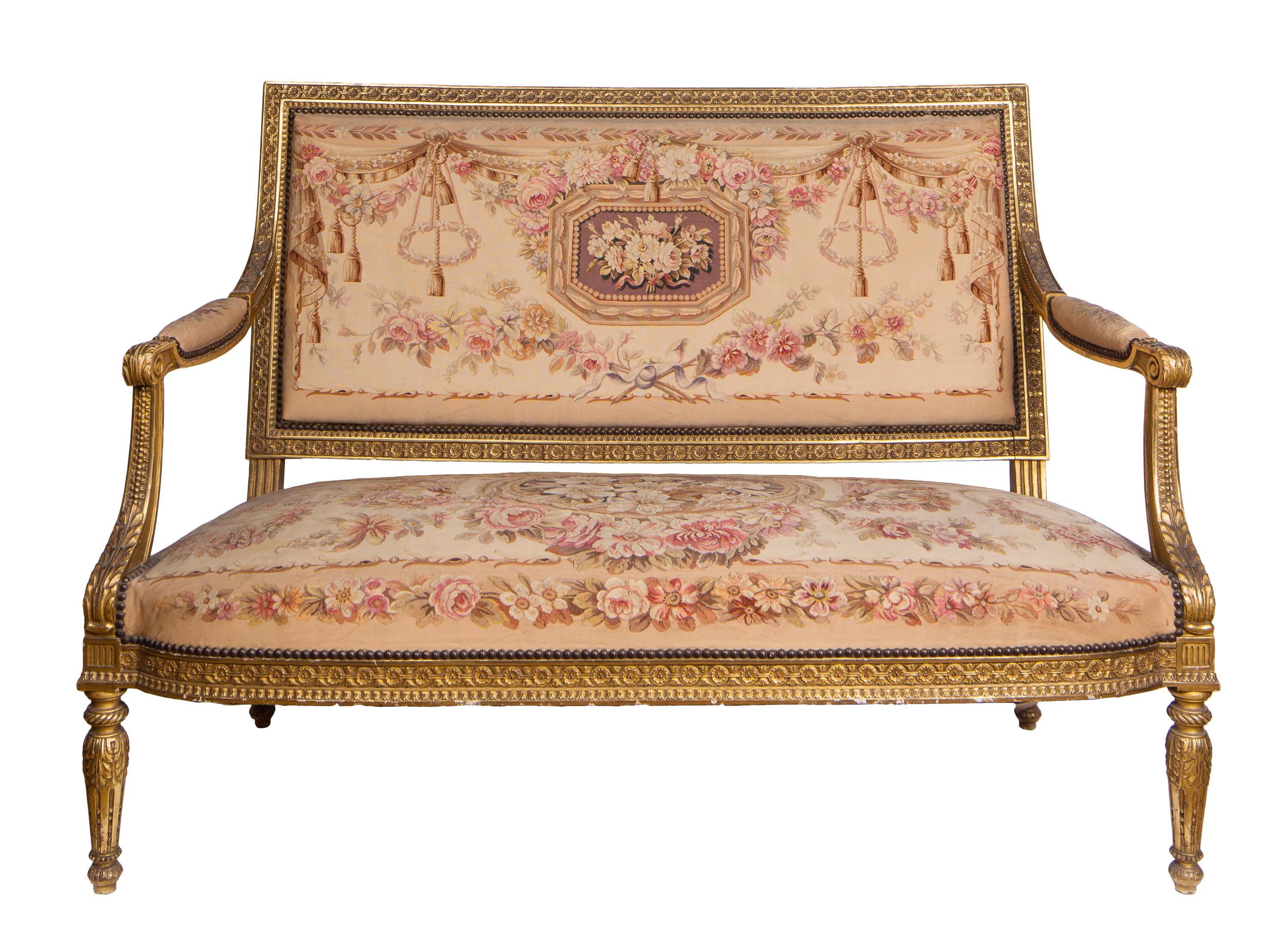 Eine fünfteilige Salongarnitur im französischen Louis-XVI-Stil des 19. Jahrhunderts, bestehend aus einem Sofa und vier passenden Sesseln. Alle fünf Stücke haben kunstvoll geschnitzte Möbelrahmen aus Goldholz und sind mit einem in Frankreich