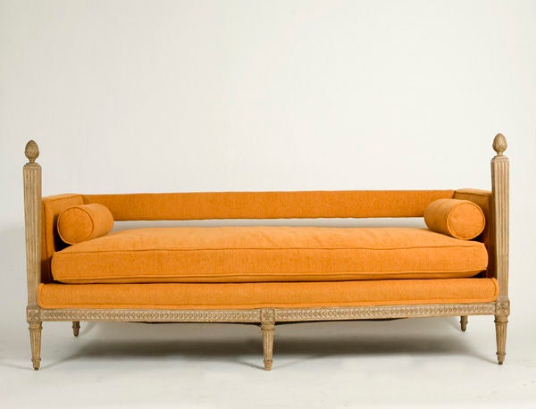 Gepolstertes Louis XVI-Sofa aus Kaki-Chenille. Durchgehend mit Daunen gefüllte Kissen und Nackenrollen.
Maße: Sitzhöhe 17