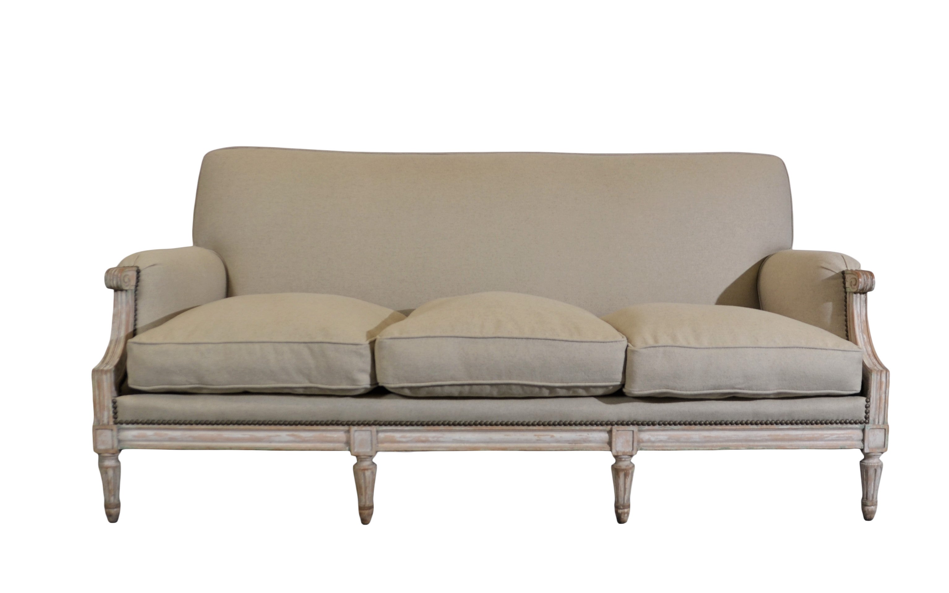 Französisches Sofa im Louis-Xvi-Stil. Der Holzrahmen ist naturbelassen und weiß lackiert. Neu gepolstert mit Nagelköpfen. 