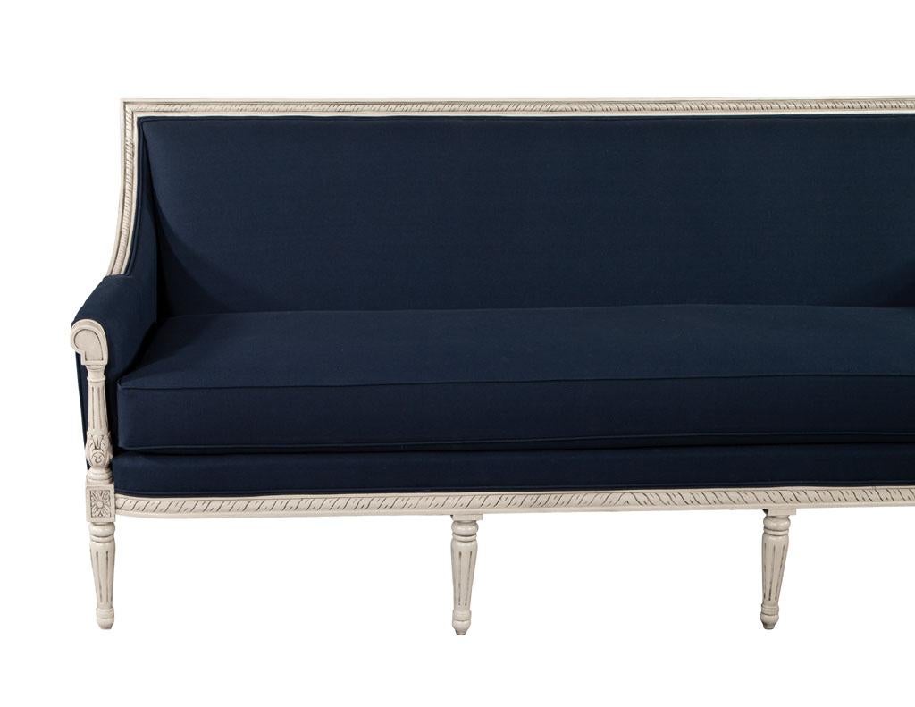 Sofa im Louis-XVI.-Stil aus Indigo- Marineblauem Stoff (amerikanisch) im Angebot