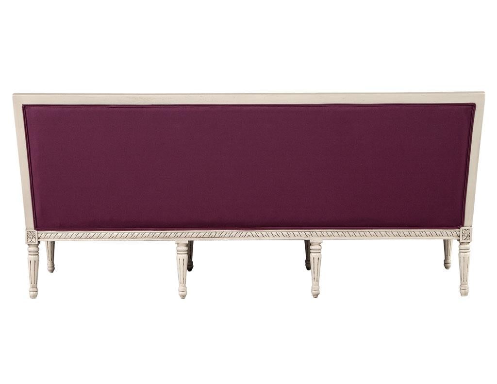 Sofa im Louis-XVI-Stil aus pflaumenfarbenem burgunderrotem Stoff im Angebot 2