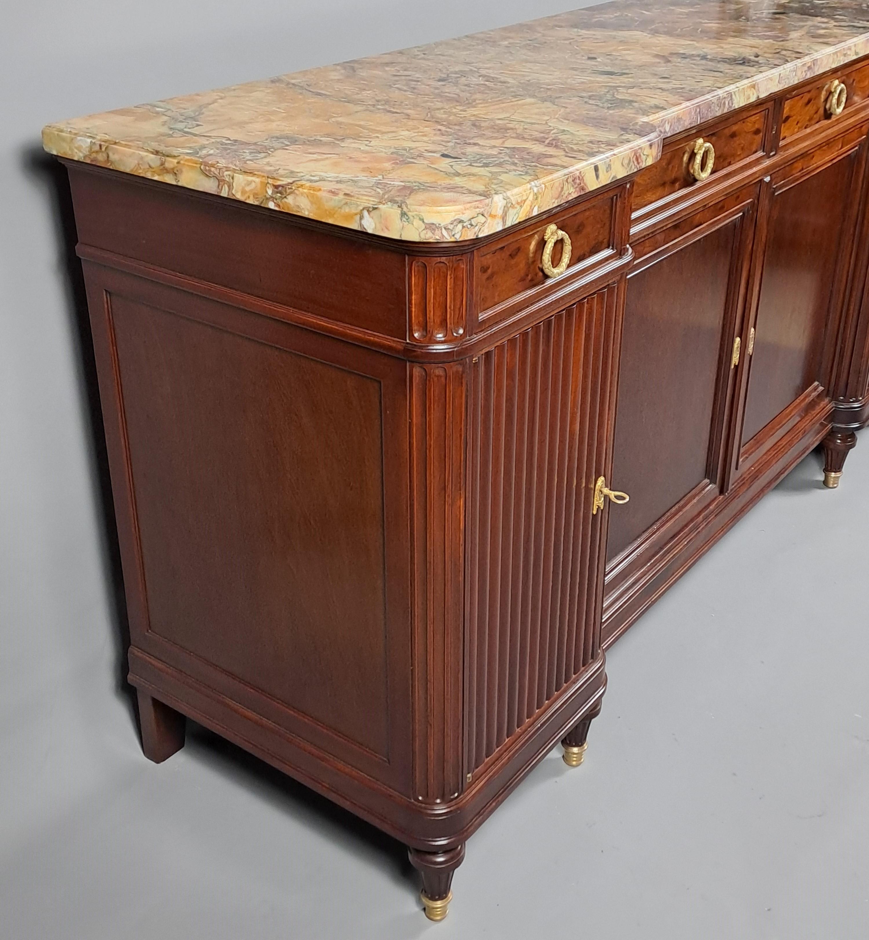 Credenza in mogano massiccio in stile Luigi XVI con timbro Haentges a Parigi in vendita 1