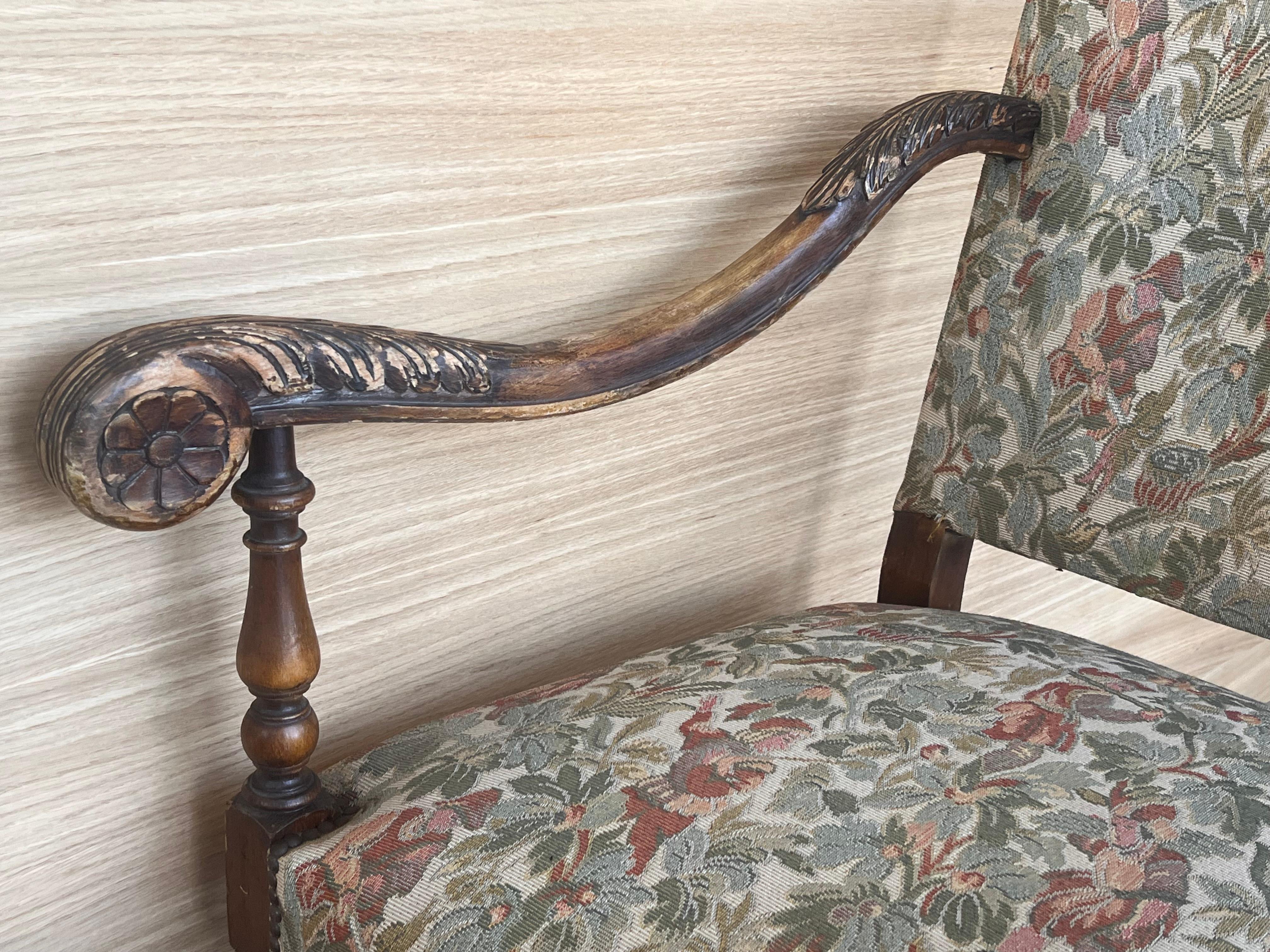 Coppia di poltrone in legno di noce intagliato in stile Luigi XVI, Spagna, 1900 in vendita 4