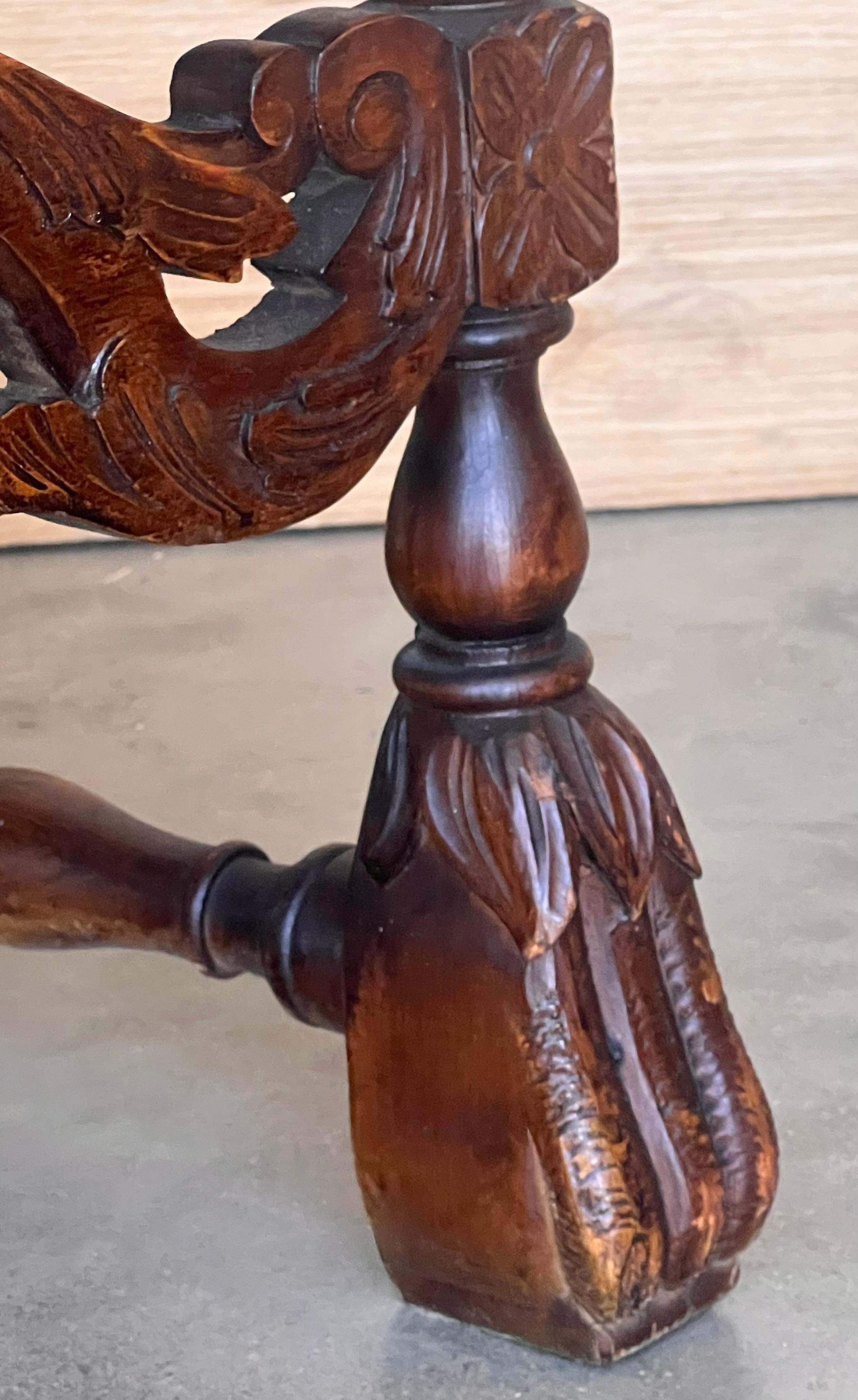 Coppia di poltrone in legno di noce intagliato in stile Luigi XVI, Spagna, 1900 in vendita 8